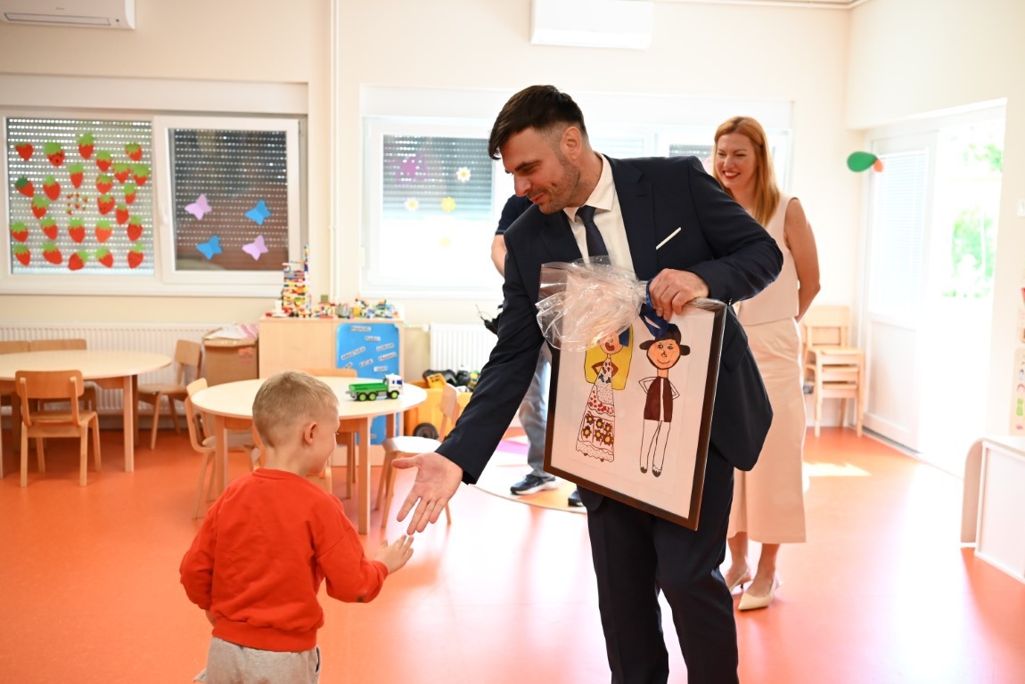 Župan Ivan Celjak posjetio je Dječji vrtić Martinska Ves, koji se ove godine aktivno uključio u obilježavanje Dana Sisačko-moslavačke županije, prvi put održanog na području općine Martinska Ves.