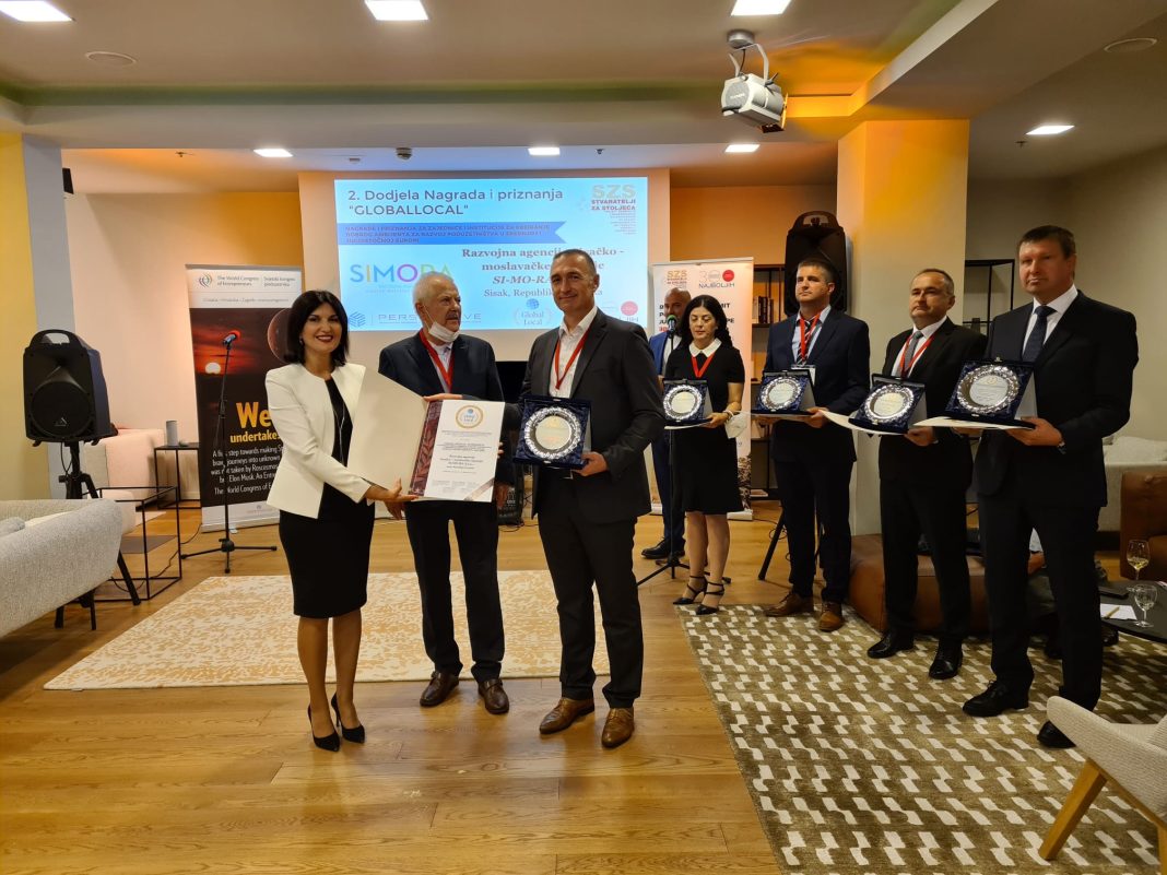 Prestižna nagrada GLOBALLOCAL AWARDS dodjeljuje se za područje srednje i jugoistočne Europe prema odluci neovisnog Međunarodnog komiteta za dodjelu nagrada i priznanja od strane Međunarodnog ekonomskog foruma Perspektive, a uz potporu Svjetskog kongresa poduzetnika. Razvojna agencija Sisačko-moslavačke županije SIMORA nagrađena je tako za kreiranje dobrog ambijenta za razvoj poduzetništva u ovom dijelu Europe u 2020. godini.