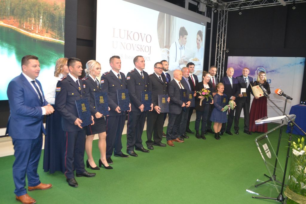 Župan Ivan Celjak i predsjednik Županijske skupštine Mijo Šepak su u ponedjeljak, 18. listopada 2021. godine, u prostoru Poduzetničkog inkubatora PISMO 2 u Novskoj nazočili svečanoj sjednici Gradskog vijeća, koja je održana u povodu Dana grada Novske i blagdana sv. Luke Evanđelista.