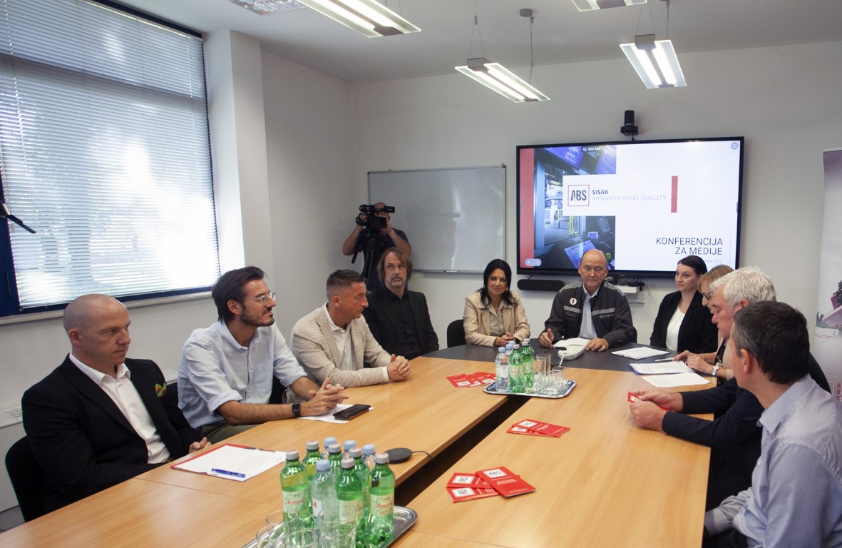 U novoj akademskoj godini studenti Metalurškog fakulteta dio predavanja pohađat će u prostorijama ABS-a Sisak. Naime, jedina znanstveno-obrazovna ustanova u Hrvatskoj koja pruža visokoškolsko obrazovanje iz područja metalurgije, industrijske ekologije, sigurnosti, zdravlja na radu i radnog okoliša u studenom će započeti s obnovom svoje zgrade oštećenoj u potresu 2020. godine.