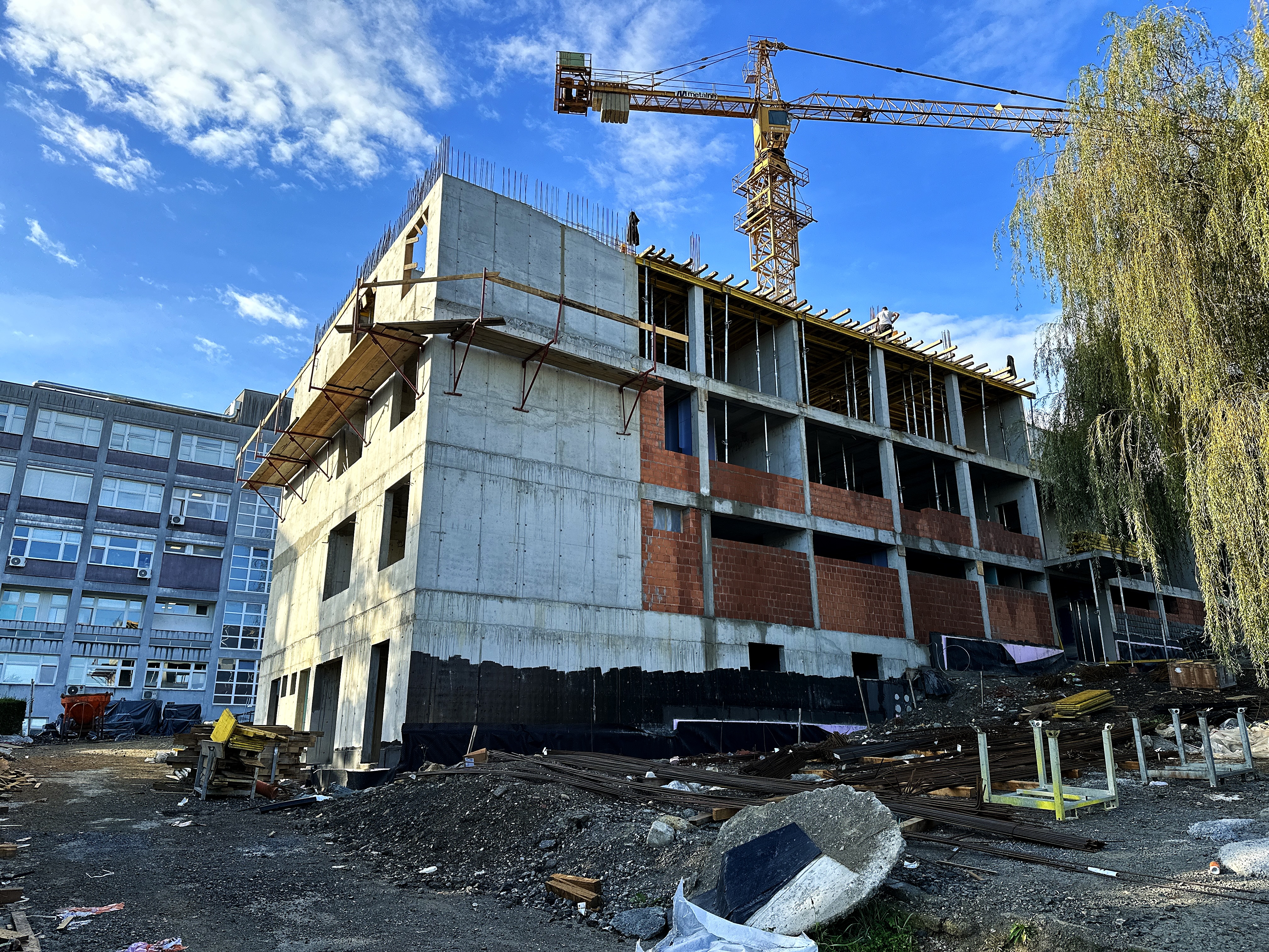 U ovome trenutku Opća bolnica "Dr. Ivo Pedišić" je najveće gradilište u područja zdravstva. Obnavljaju se odjeli stare i nove interne, patologije i citologije, pedijatrije, zgrada uprave bolnice i bolnička kuhinja. Uskoro počinje obnova odjela za psihijatriju i bolnička ljekarna.