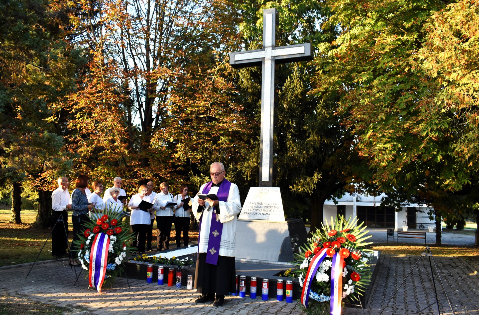 U petak, 13. listopada 2023. godine na mjesnom groblju u Lipovljanima obilježen je Dan hrvatskih branitelja općine Lipovljani. Uz prigodan program, položeni su vijenci i zapaljene su svijeće.