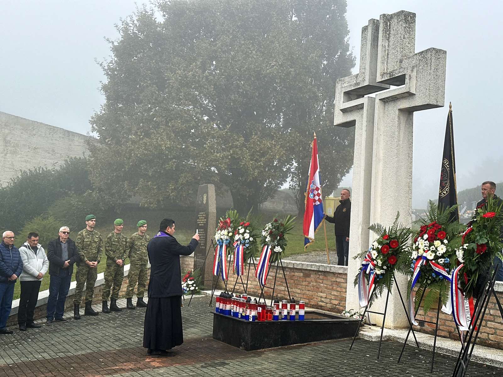 U povodu Dana hrvatskih branitelja Sisačko-moslavačke županije, u srijedu, 18. listopada 2023. godine kod središnjeg križa na Gradskom groblju Viktorovac položeni su vijenci i zapaljene svijeće u počast poginulim, nestalim i umrlim hrvatskim braniteljima.