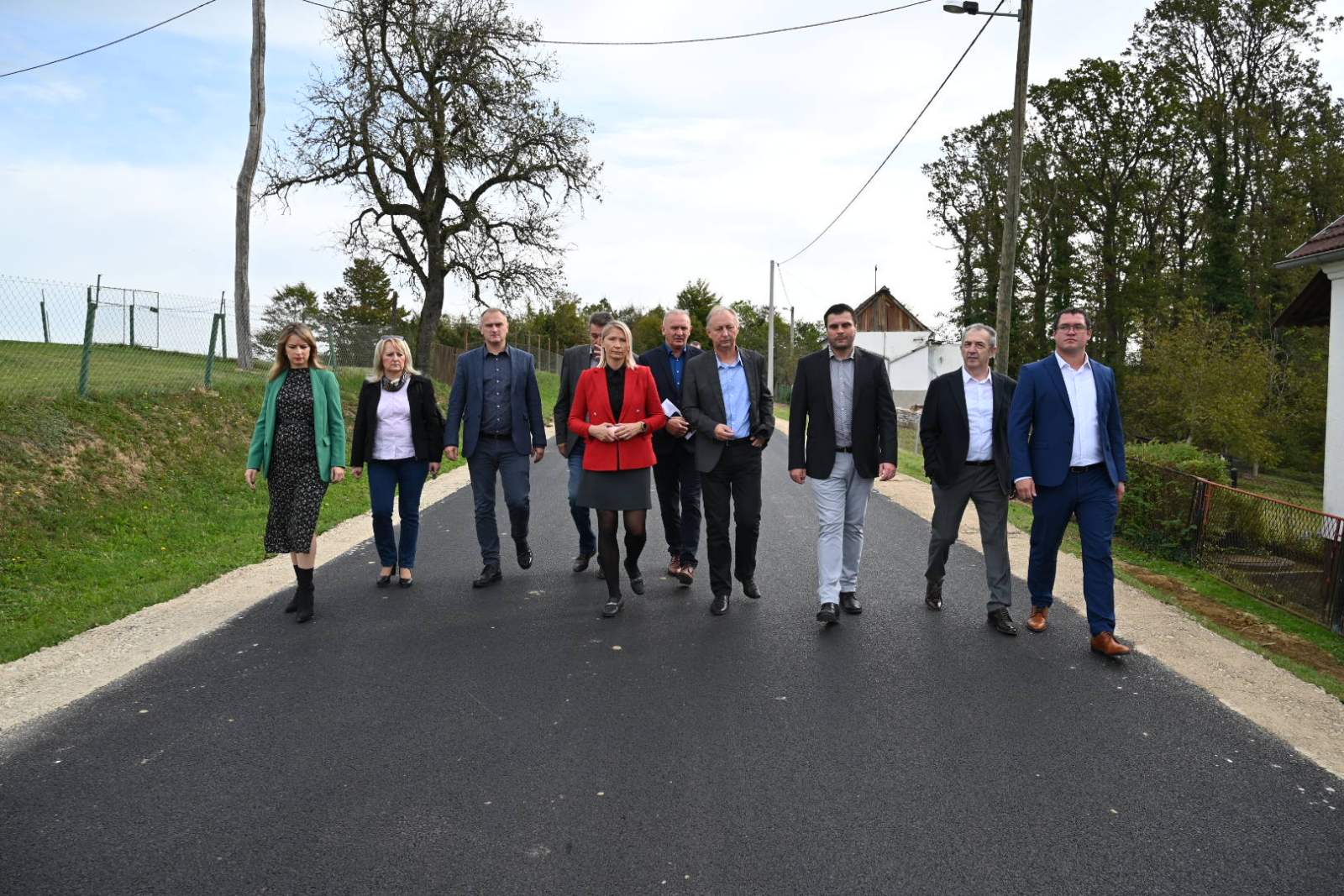 Župan Ivan Celjak je sa suradnicima obišao Mišinku, gdje su dovršeni radovi na sanaciji ceste kroz ovo rubno kutinsko naselje.