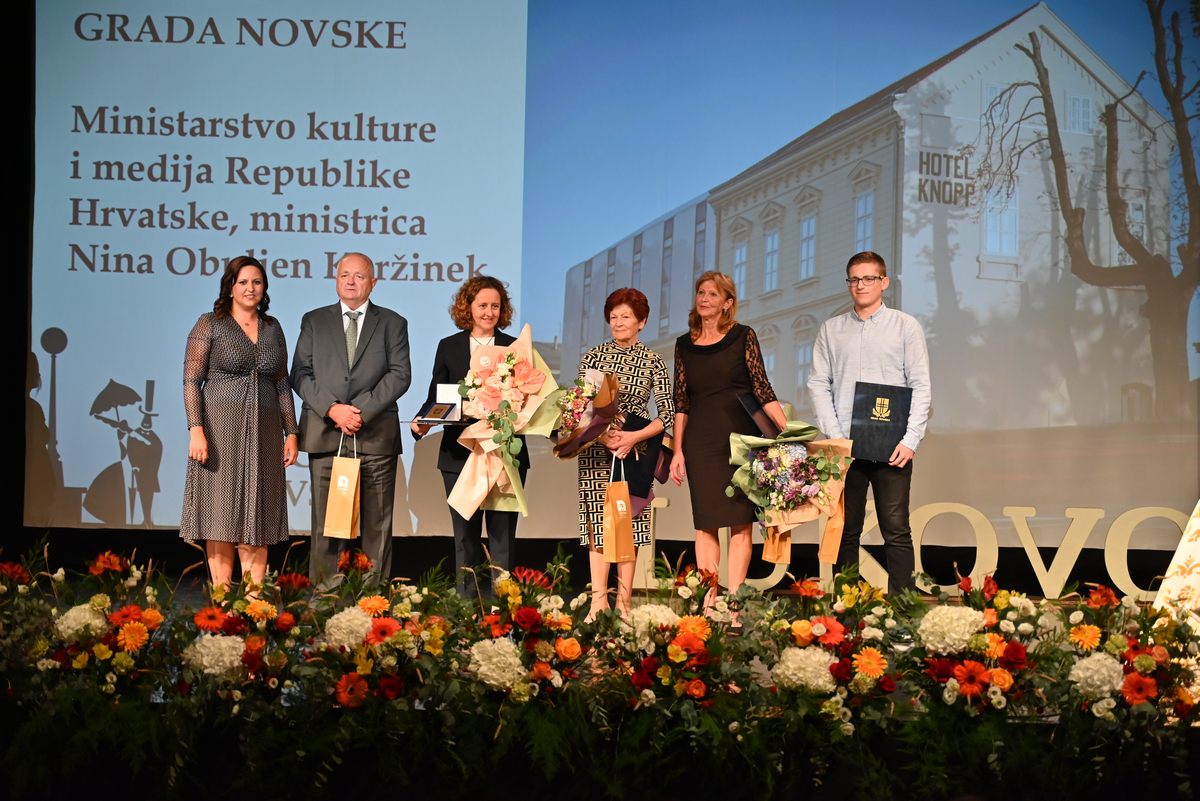 Župan Ivan Celjak i predsjednik Županijske skupštine Mato Fofić nazočili su Svečanoj sjednici Gradskog vijeća Grada Novske, koja je, u povodu Dana grada Novske i blagdana sv. Luke Evanđelista održana u Gradskom kinu Novska.