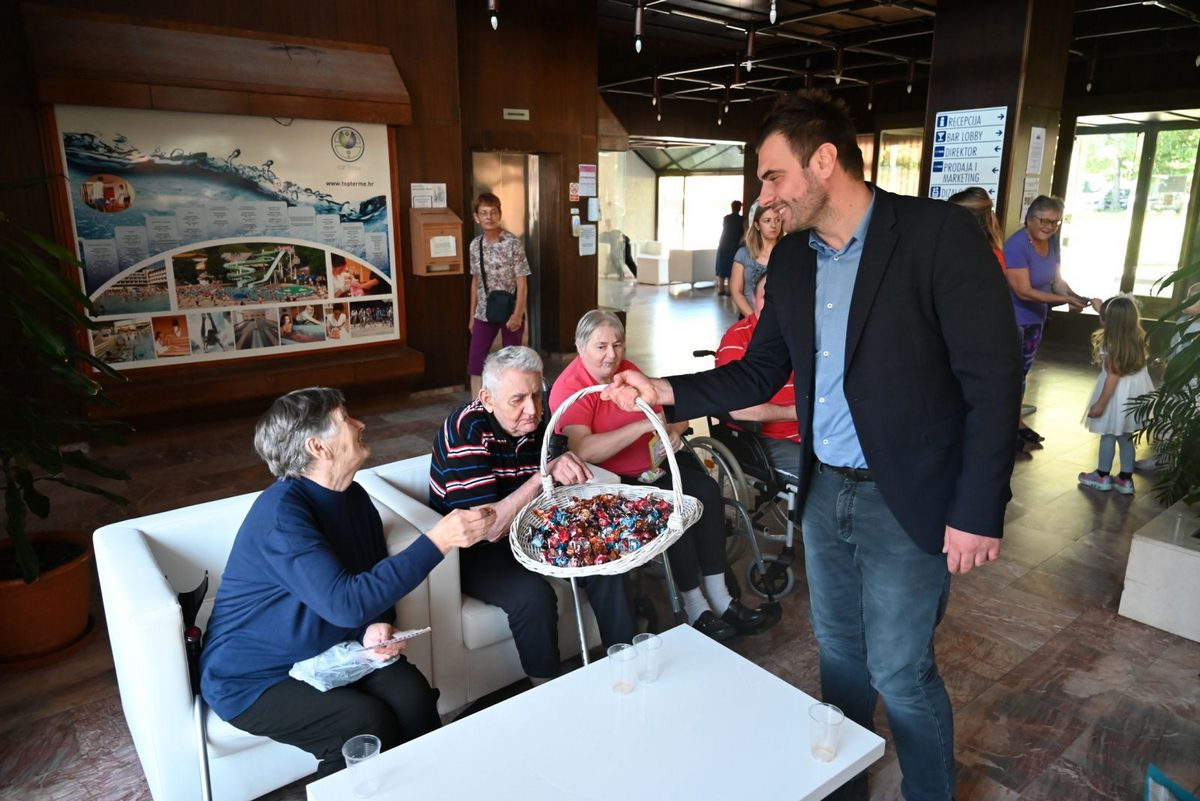župan Ivan Celjak se, tijekom obilaska Topuskog, susreo i s korisnicima Doma za starije osobe Glina, koji su, nakon potresa zbrinuti u hotelu Lječilišta Topusko, a čiji je dom pred završetkom radova sanacije i poboljšanja kapaciteta i ponude. 
