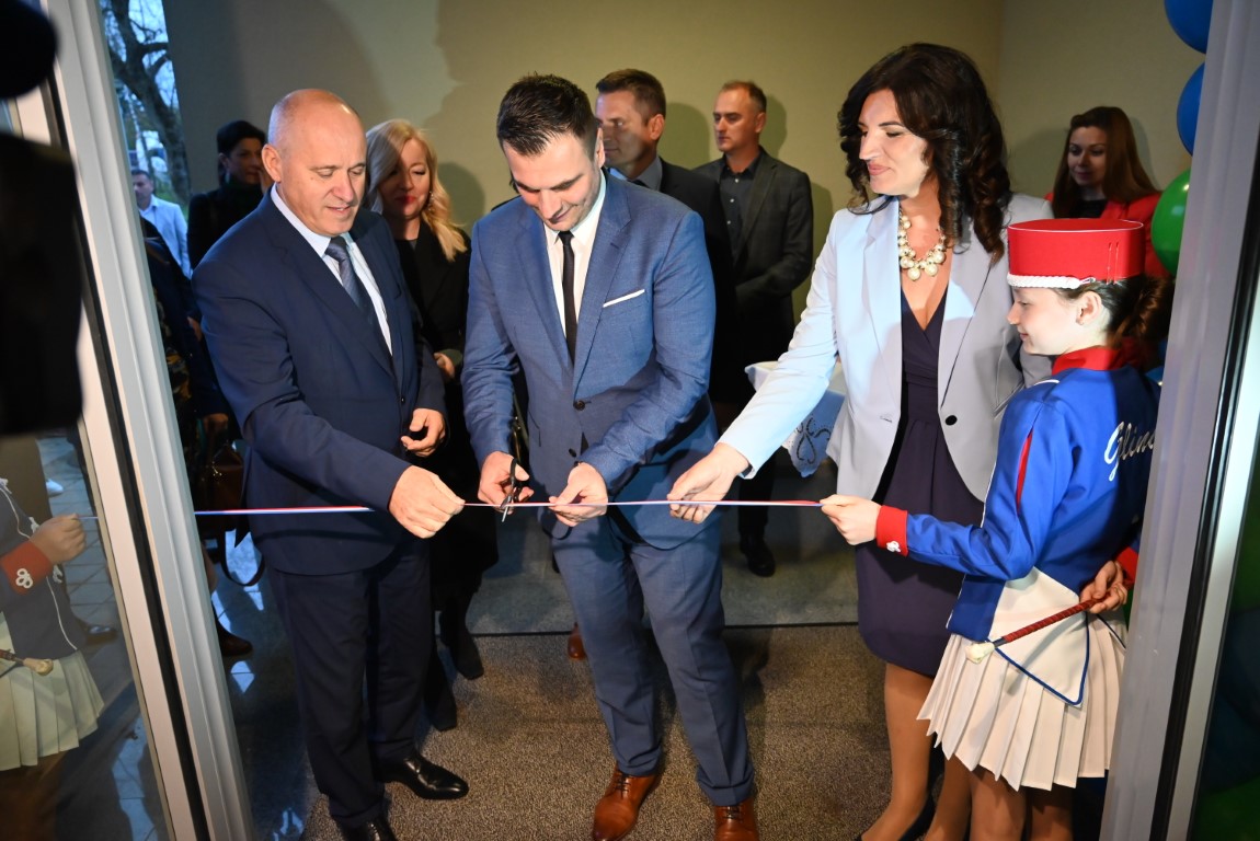 Rezanjem vrpce danas je u Glini svečano otvorena obnovljena zgrada Doma za starije osobe Glina.