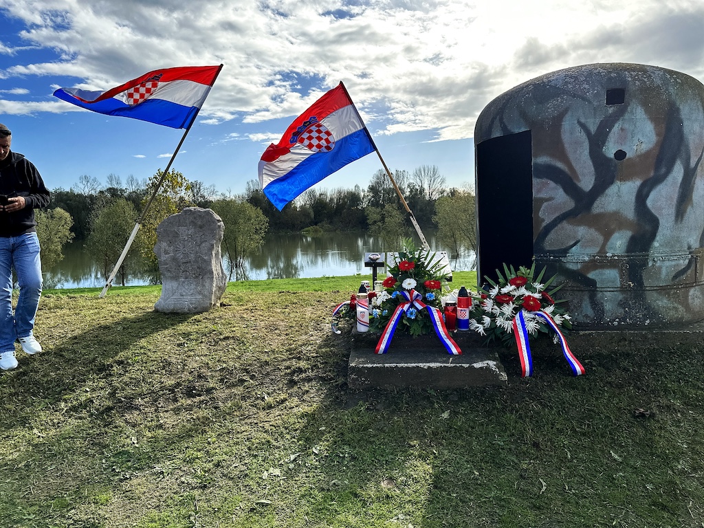 Županijski vijećnici Marko Markić i Domagoj Kelović su u subotu, 28. listopada 2023. godine kod spomen ploče u mjestu Stara Drenčina kod Siska sudjelovali u obilježavanju 32. obljetnice pogiblje hrvatskog dragovoljca iz Domovinskog rata, Pažanina Evelina Maržića.