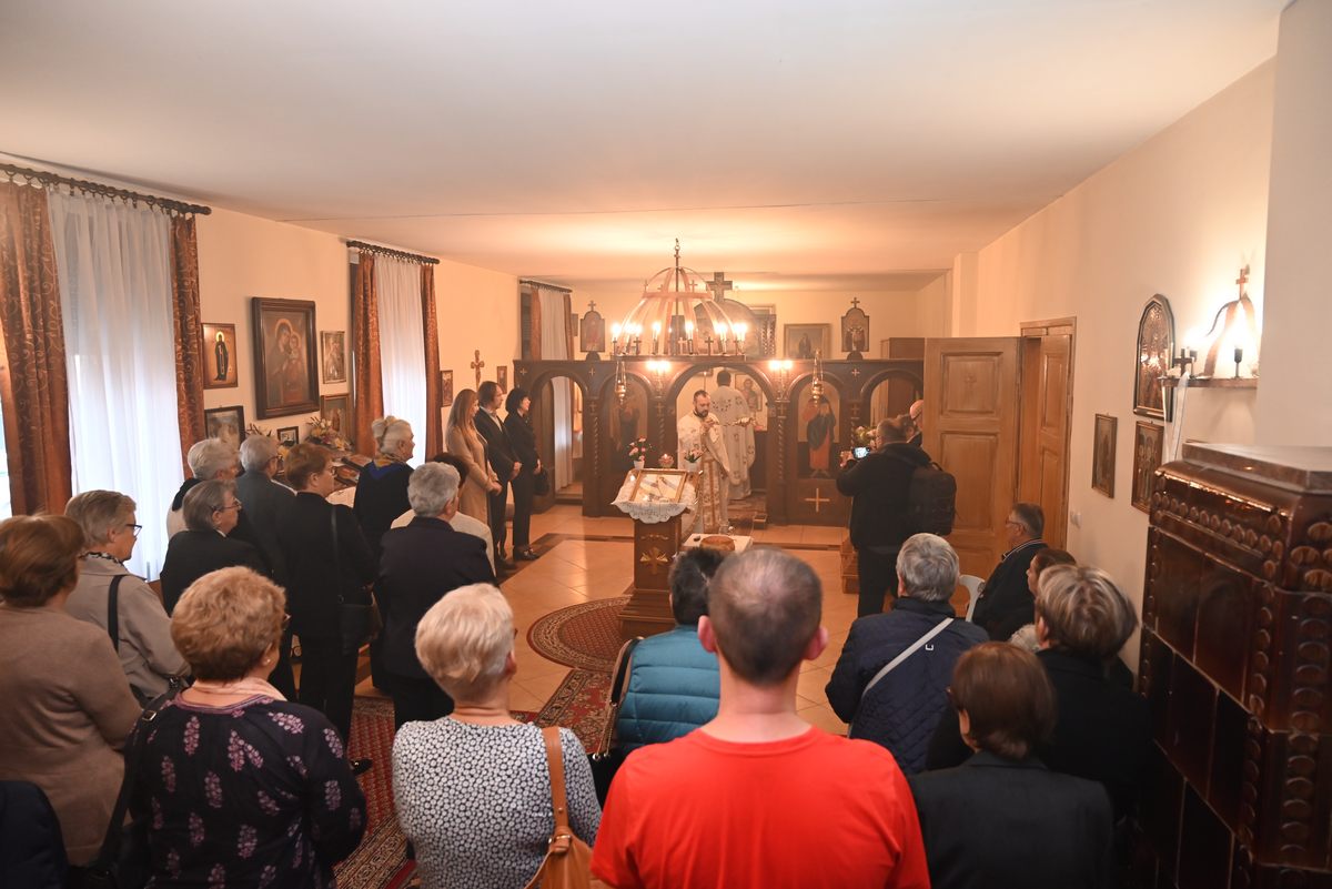 Zamjenica župana iz reda srpske nacionalne manjine Mirjana Oluić je nazočila svetoj liturgiji u povodu hramovne slave Sisačke parohije, koja je održana u Srpskoj pravoslavnoj crkvi prepodobne mati Paraskeve – Svete Petke u Sisku.