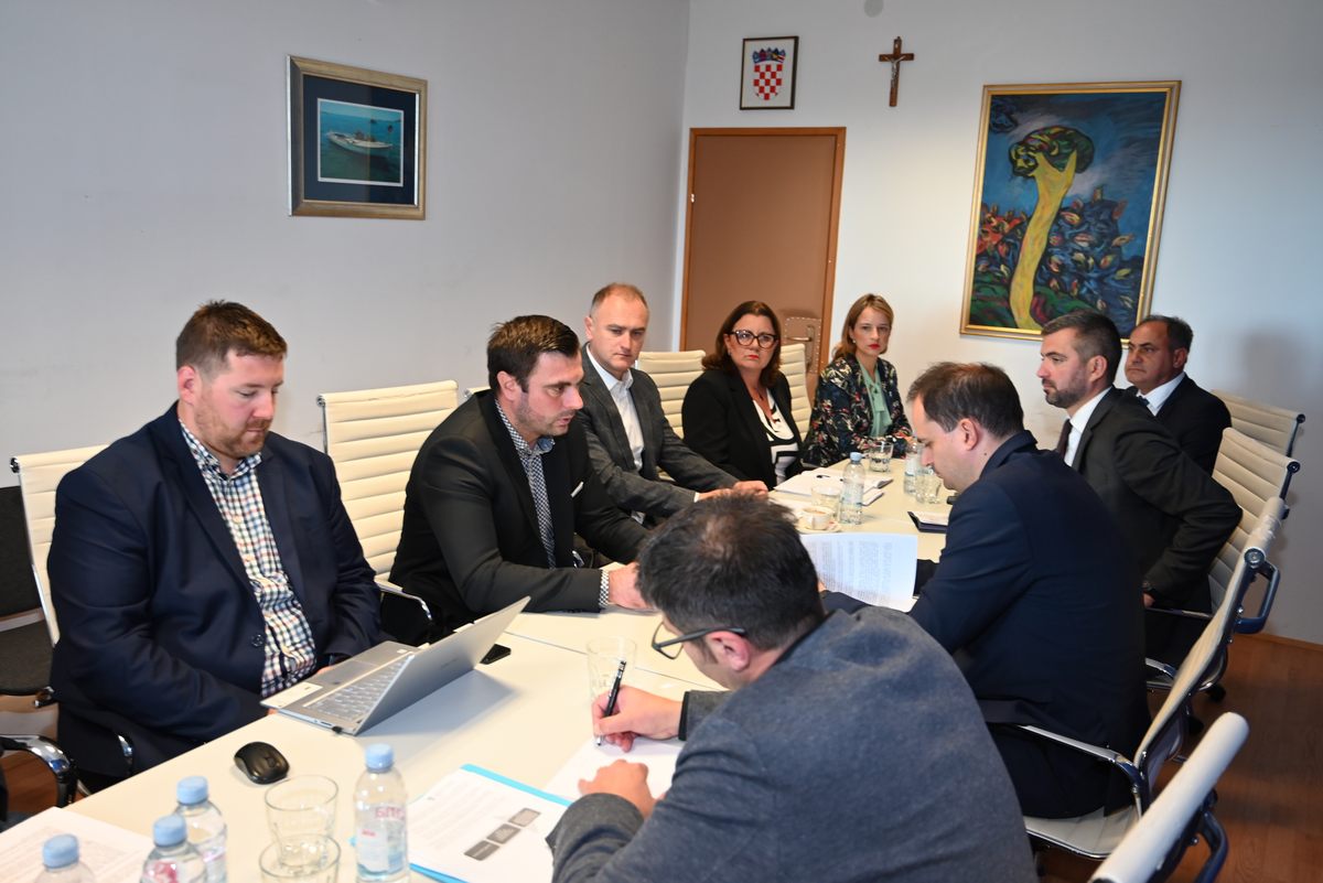 Ministar Malenica je, u pratnji župana Ivana Celjaka i njegova zamjenika Mihaela Jurića, obišao i lokaciju gradnje novog zatvora u Sisačko-moslavačkoj županiji, u prostoru bivše vojarne u Žažini.