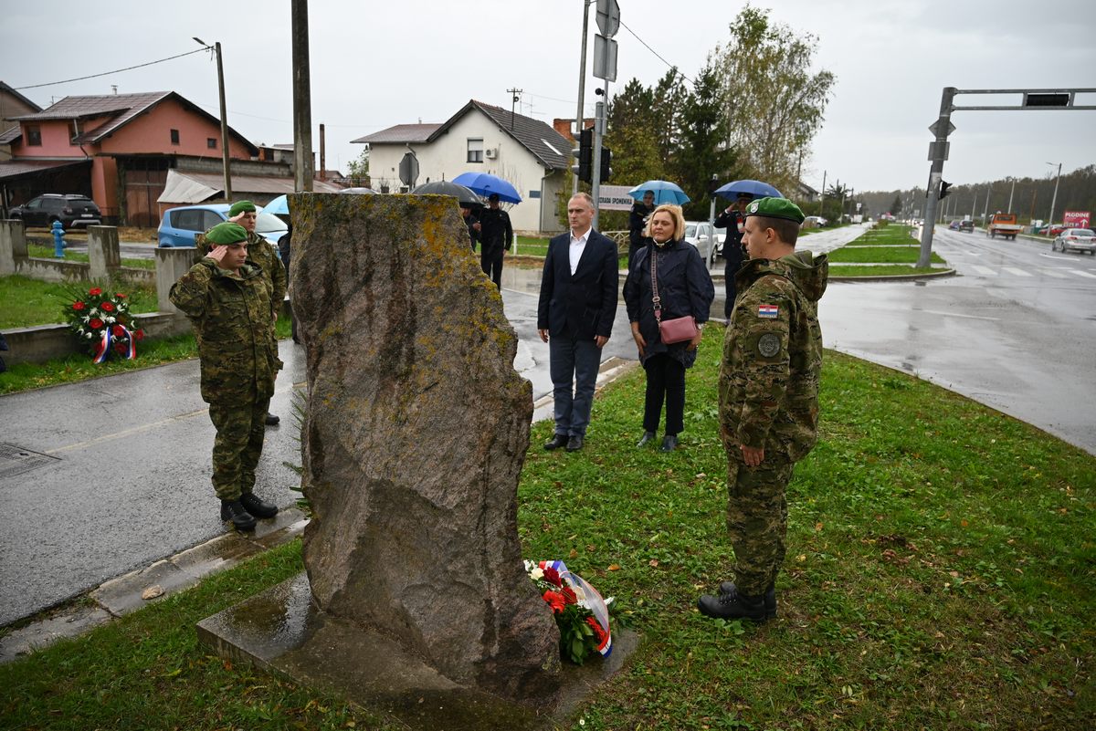 Zamjenik župana Mihael Jurić je, kao izaslanik predsjednika Hrvatskog sabora Gordana Jandrokovića i predsjednika Vlade Republike Hrvatske Andreja Plenkovića, sudjelovao u odavanju počasti stradalima kod spomen-ploče u petrinjskom naselju Mošćenica,  na mjestu razmjene zatočenih hrvatskih branitelja i civila, koji su nasilno odvedeni u logor Glina nakon pada policijske postaje u Glini 1991. godine.