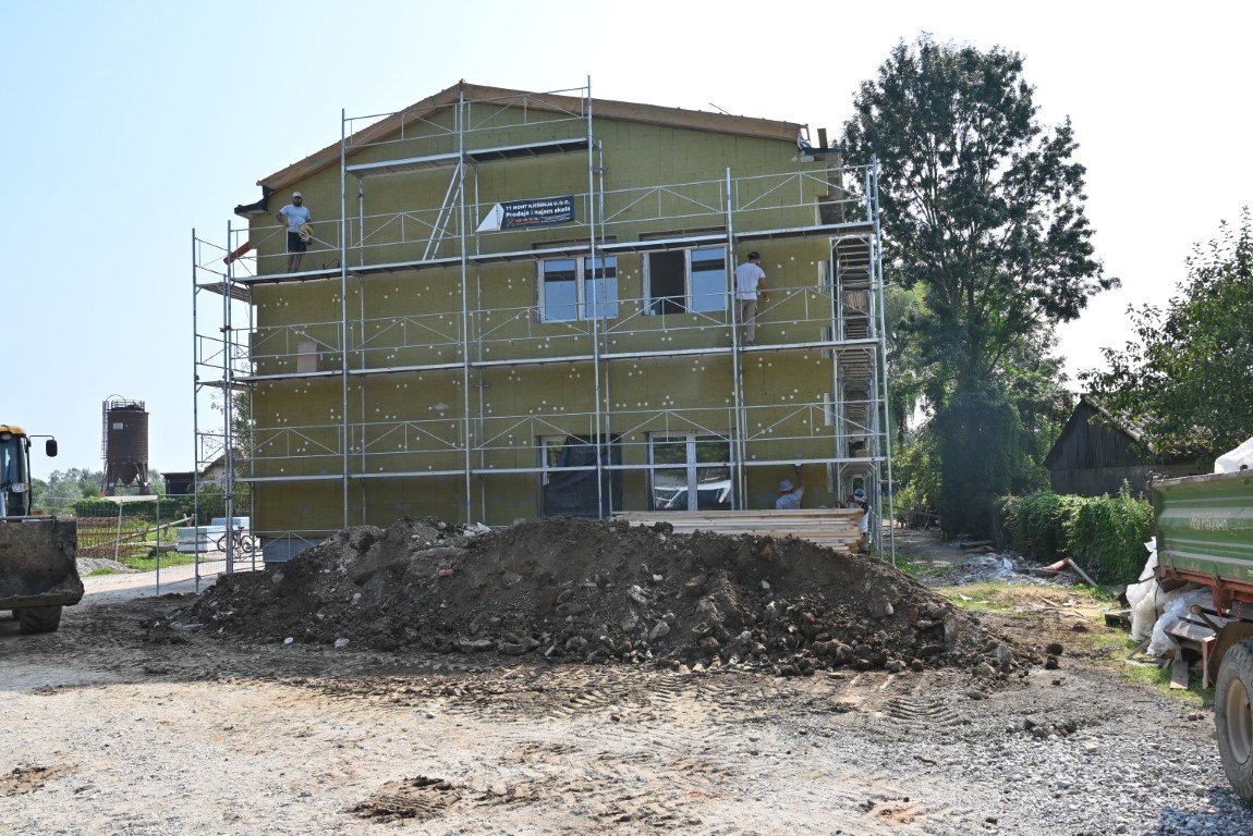 Predviđenom dinamikom napreduju radovi cjelovite obnove zgrade Doma zdravlja SMŽ – ambulante u Sunji koju obnavlja Sisačko-moslavačka županija, a ukupna vrijednost radova iznosi oko 2,2 milijuna eura. Gradilište u Sunji danas je obišao župan Ivan Celjak sa suradnicima.