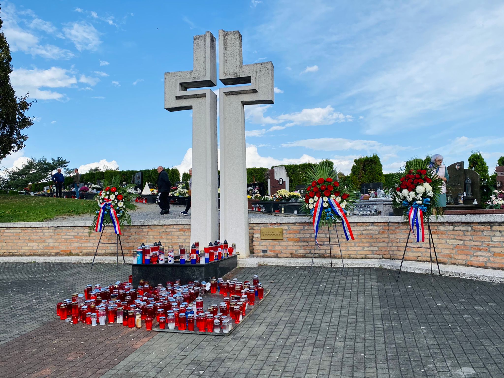 U povodu blagdana Svih svetih i Dušnog dana, u utorak 31. listopada 2023. godine kod središnjeg križa na Gradskom groblju Viktorovac položeni su vijenci i zapaljene svijeće u spomen na sve hrvatske branitelje i civilne žrtve Domovinskog rata.