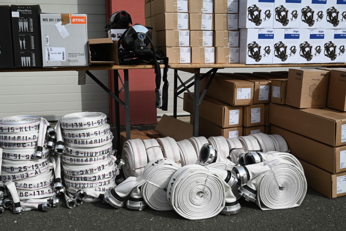 Vrijedna vatrogasna oprema na prostoru ispred Javne vatrogasne postrojbe grada Siska uručena je u utorak 24. listopda 2023. godine vatrogasnim zajednicama gradova i općina te samostalnim dobrovoljnim vatrogasnim društvima na području Sisačko-moslavačke županije. 