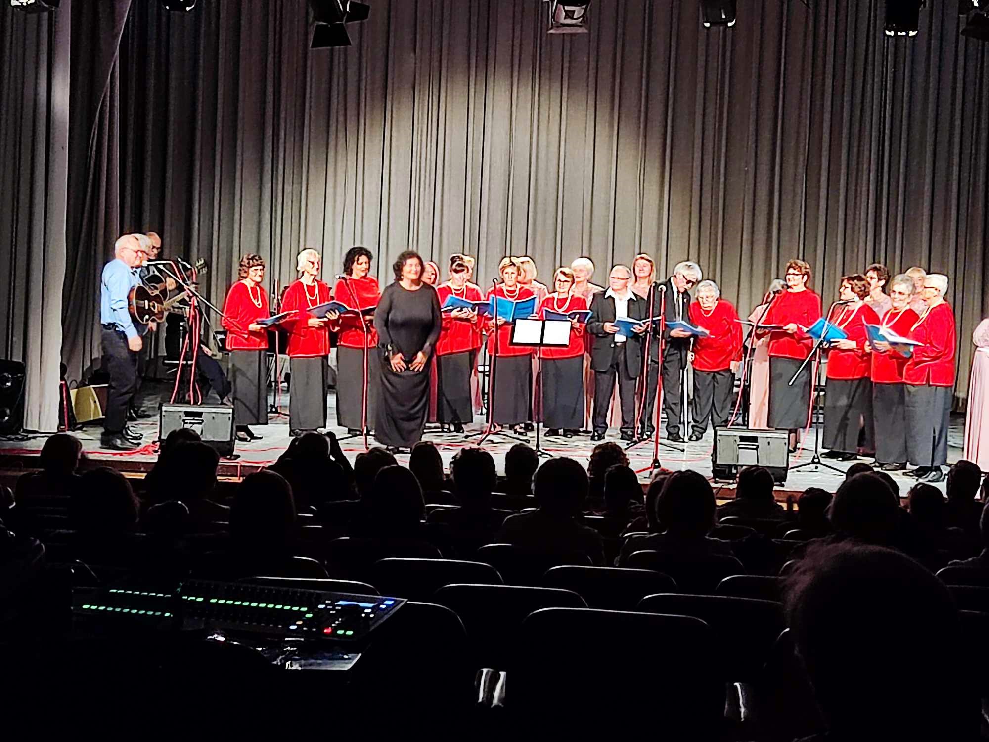 U Domu INA rafinerije Sisak, u subotu 28. listopada 2023. godine mješoviti pjevački zbor "Spomenar" Udruge Umirovljenika Sisak održao je svoj godišnji koncert "Zapjevaj pjesmu". Gosti koncerta su bile članice Ženskog pjevačkog zbora "Sevde" iz Siska.