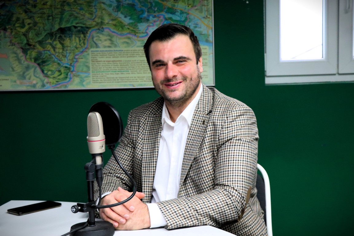 Župan Ivan Celjak gostovao je danas u programu Radio Quirinusa gdje se osvrnuo na najznačajnije projekte koje provodi Sisačko-moslavačka županija. Govoreći o obrazovanju podsjetio je kako je Županija u manje od godinu dana obnovila zgradu Gimnazije Sisak kako bi se učenici što prije vratili u svoju školu te je najavio kako će za nekoliko dana postavljanjem podloge u potpunosti biti završeno i vanjsko igralište. Obnovljena je i Srednja škola Viktorovac čiji će učenici na jedan sasvim novi način stjecati svoja znanja.