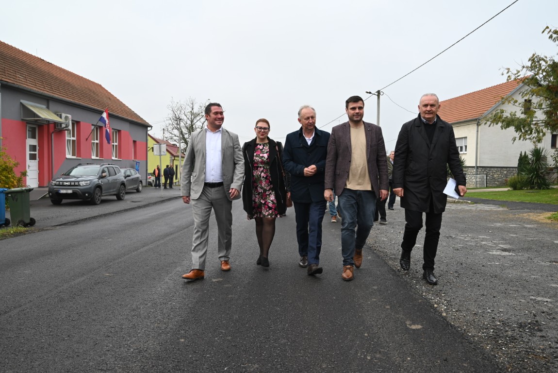 U završnoj su fazi radovi na sanaciji kolničkog zastora dijela županijske prometnice Ž3168 u naselju Međurić na području Grada Kutine, u duljini od 4 200 metara. Radove je obišao župan Ivan Celjak.