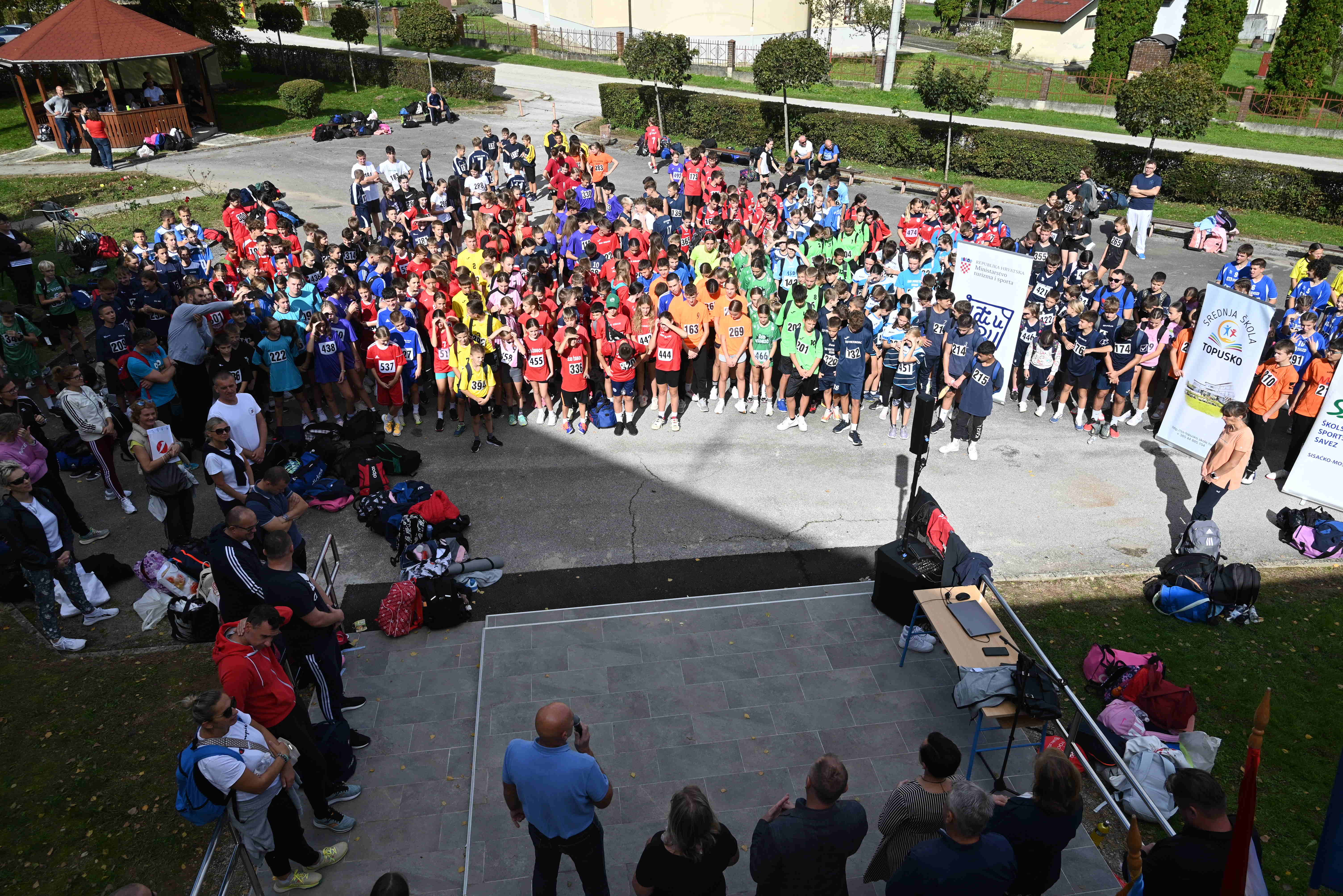 Zamjenik župana Mihael Jurić je ispred Srednje škole Topusko pozdravio natjecateljice i natjecatelje i službeno otvorio natjecanje u krosu za učenice i učenike osnovnih škola
