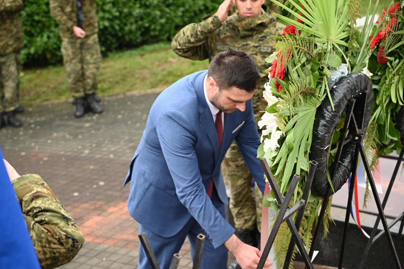 Obilježavanje Dana hrvatskih branitelja Sisačko-moslavačke županije nastavljeno je u Sisku polaganjem vijenaca i paljenjem svijeća kod središnjeg križa na Gradskom groblju te kod spomenika poginulim hrvatskim braniteljima u Parku dr. Franje Tuđmana.