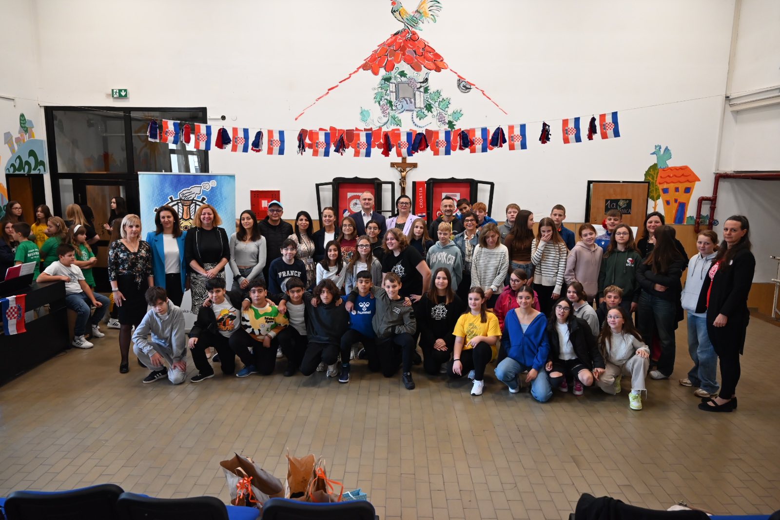 Zamjenik župana, Mihael Jurić, nazočio je programu koji su djelatnici Osnove škole Mate Lovraka Petrinja priredili za 23 učenika i 6 učitelja iz Turske i Francuske koje sudjeluju u Erasmus+ projektu “European schools with inclusive power of music” / “Europske škole s inkluzivnim moći glazbe”