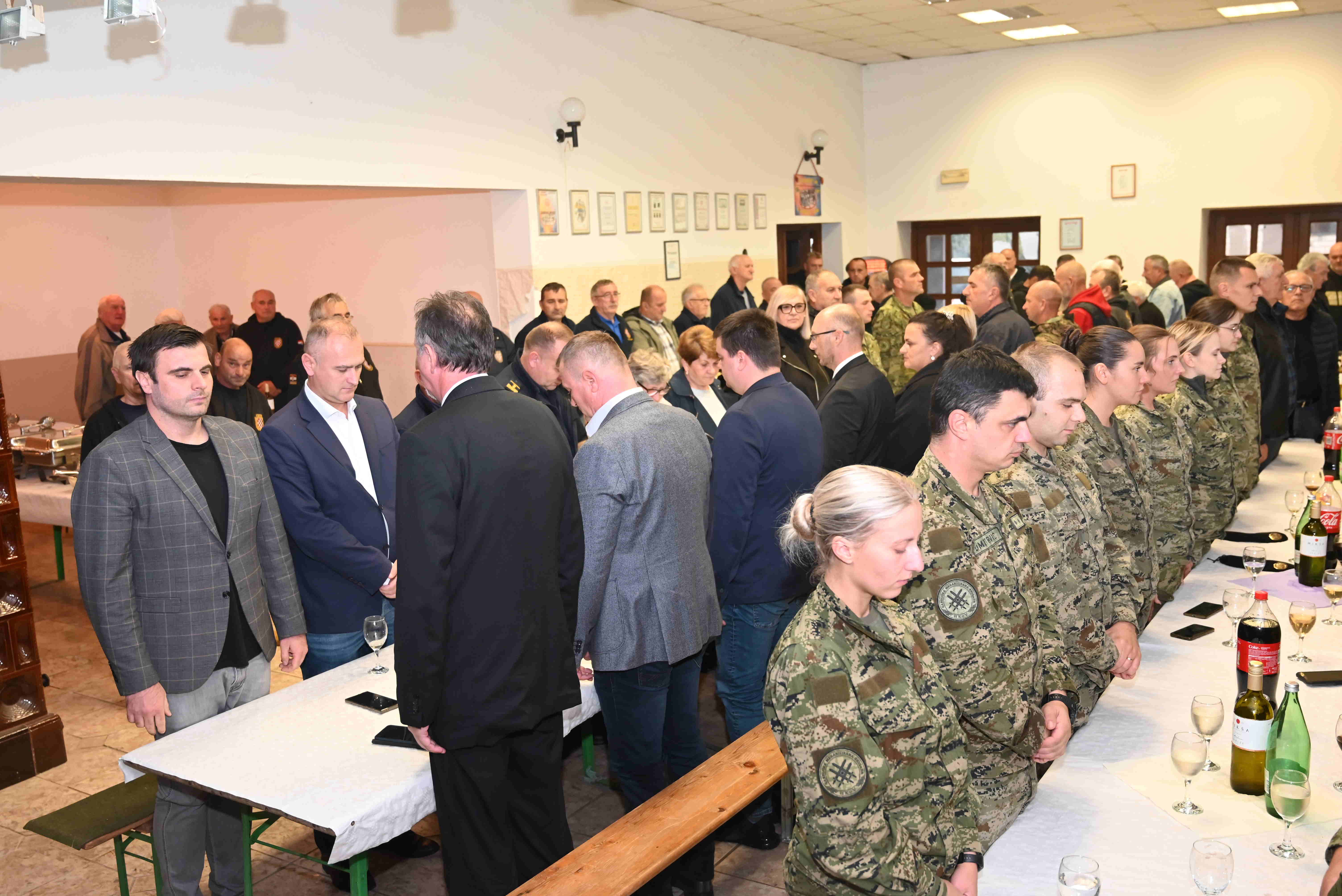 Nakon što je, kod spomen-obilježja uz mjesnu crkvu Sv. Katarine, odana počast svim hrvatskim braniteljima i održana prigodna molitva, sudionici ovog sjećanja su u društvenom domu u Komarevu, na kraćem druženju, u kojoj im se prigodi pridružio i župan Ivan Celjak, obnovili sjećanja na dane stvaranja i obrane Republike Hrvatske.