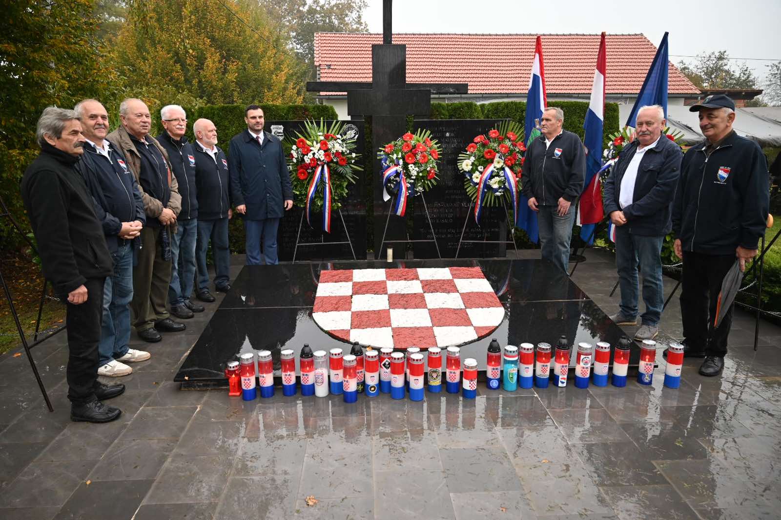 Odavanjem počasti poginulim, umrlim i nestalim hrvatskim braniteljima, polaganjem vijenaca i paljenjem svijeća kod spomenika u Novom Farkašiću, započelo je obilježavanje Dana hrvatskih branitelja Sisačko-moslavačke županije.