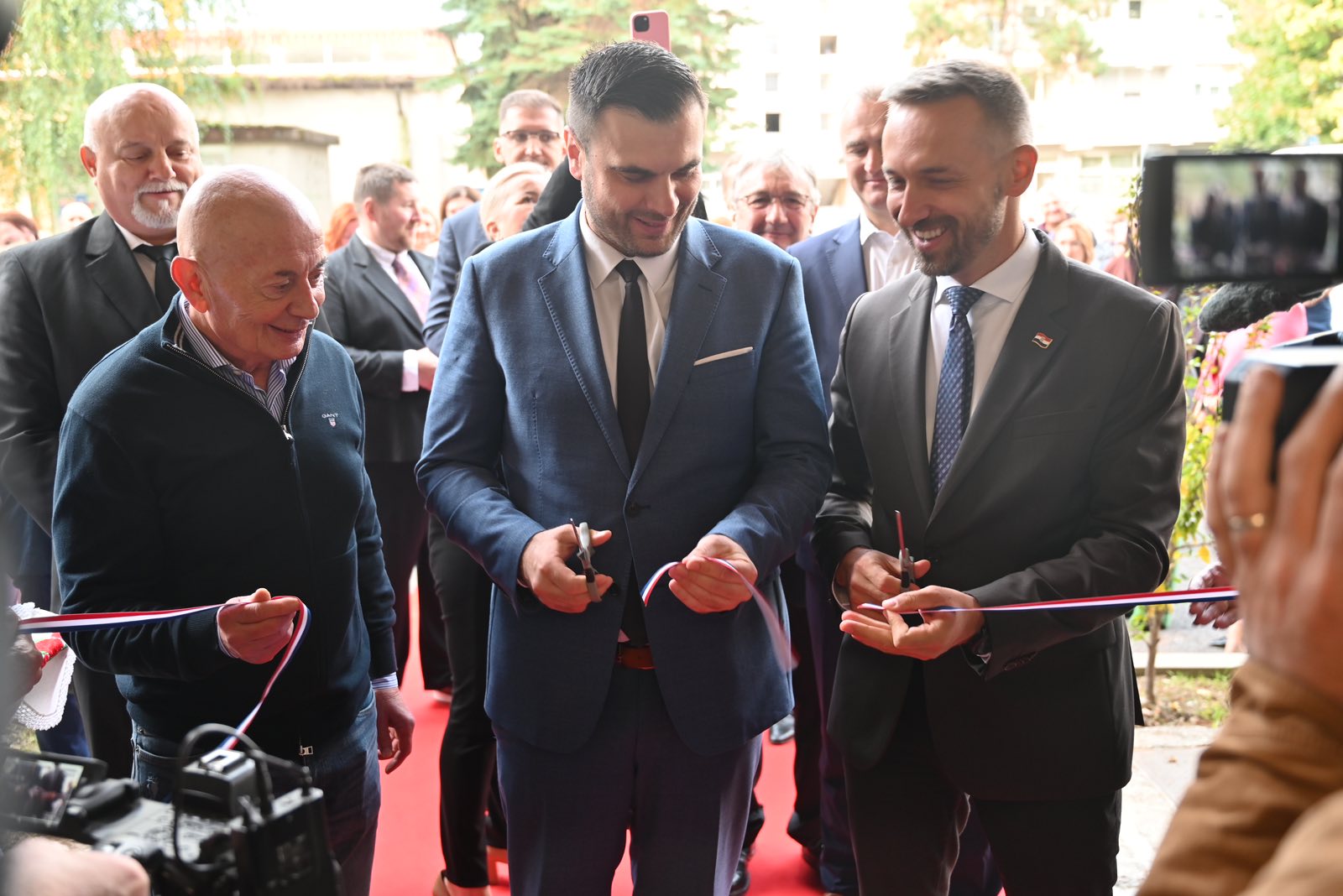 Župan Ivan Celjak i ministar rada, mirovinskog sustava, obitelji i socijalne politike Marin Piletić svečano su otvorili obnovljenu zgradu Doma za starije osobe Petrinja.