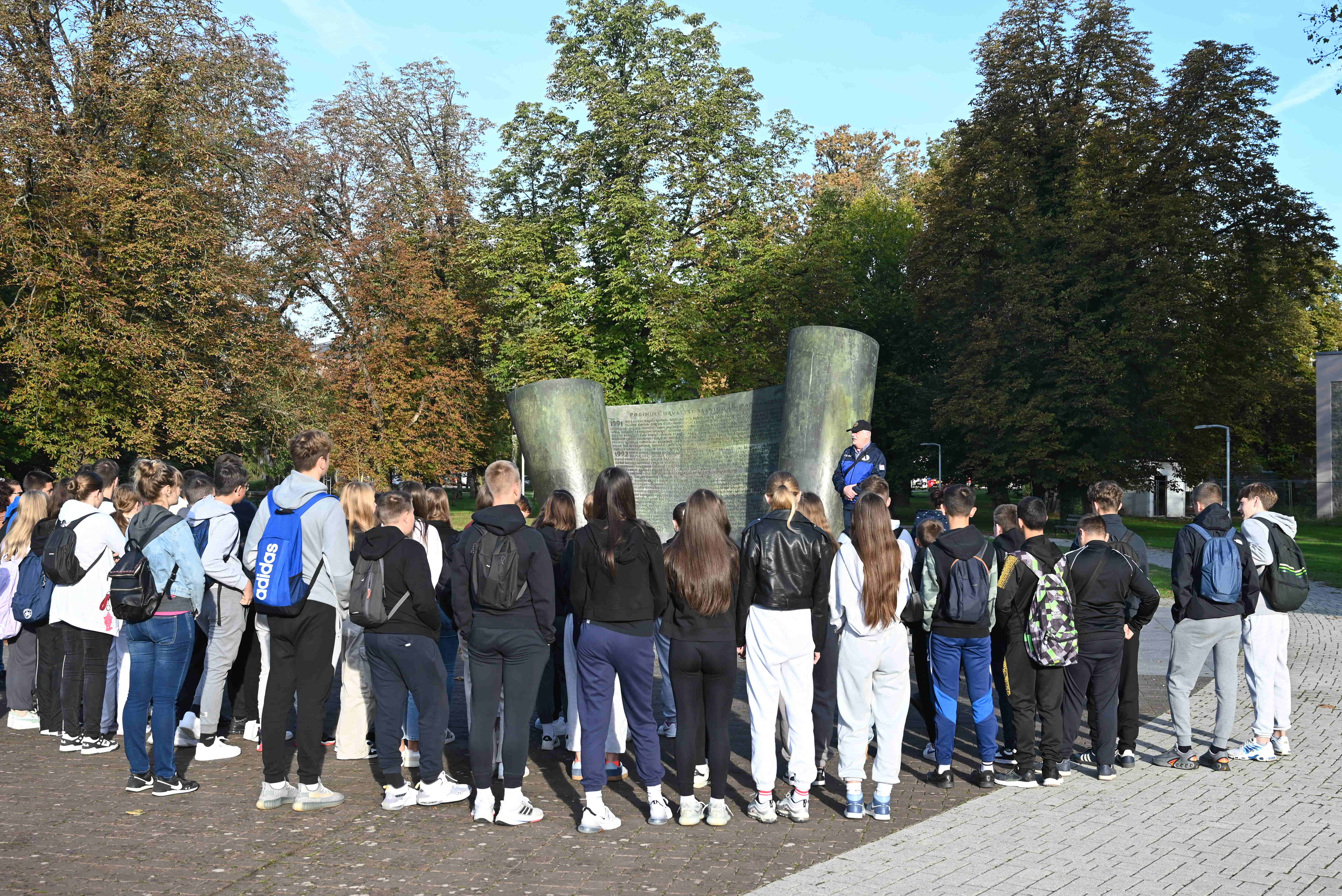 Učenici osmih razreda Osnovne škole Zorke Sever iz Popovače su, u organizaciji Udruge hrvatskih branitelja liječenih od posttraumatskog stresnog poremećaja Sisačko-moslavačke županije, pod pokroviteljstvom Sisačko-moslavačke županije, kao prva škola SMŽ, krenuli „Putem pobjednika“, kako se zove program koji Udruga provodi
