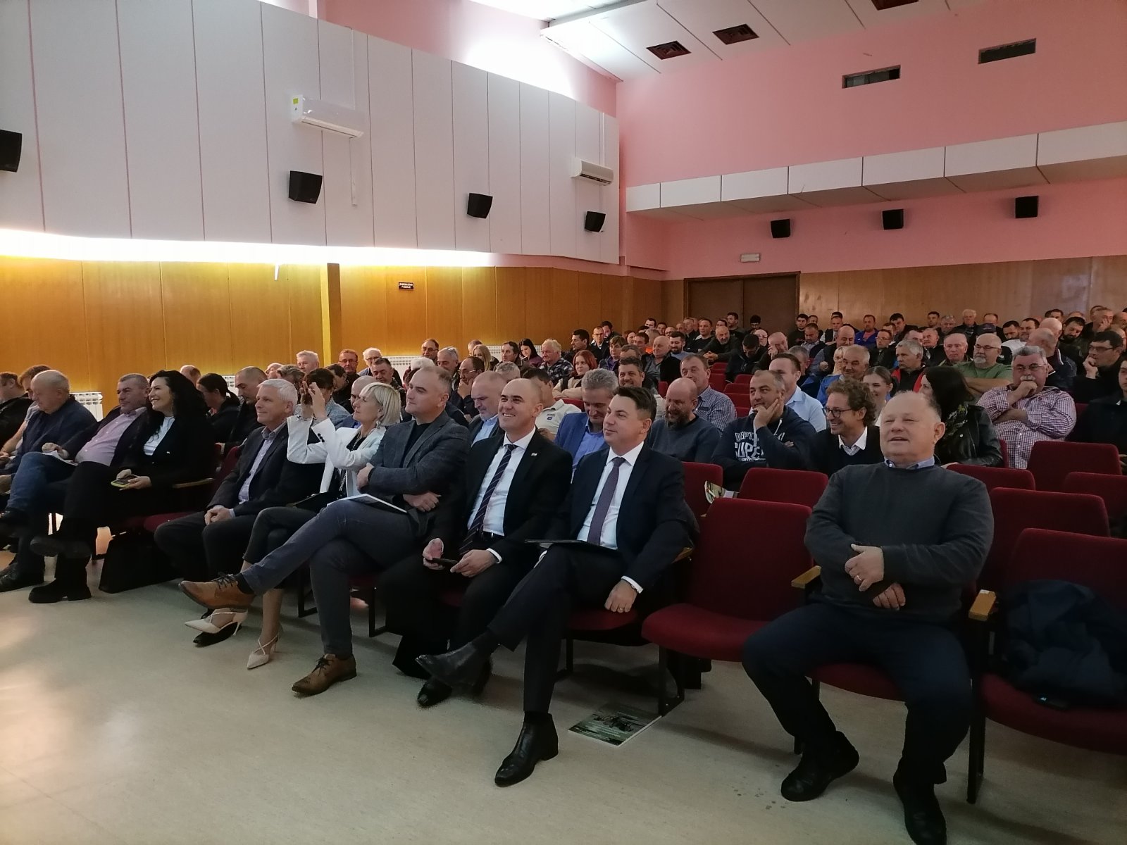 Zamjenik sisačko-moslavačkog župana Mihael Jurić i pročelnica Upravnog odjela za poljoprivredu, ruralni razvoj, zaštitu okoliša i prirode Anita Sinjeri-Ibrišević u Popovači su nazočili Međunarodnom stručnom skupu „Gospodarski značaj hladnokrvnih pasmina konja“. 