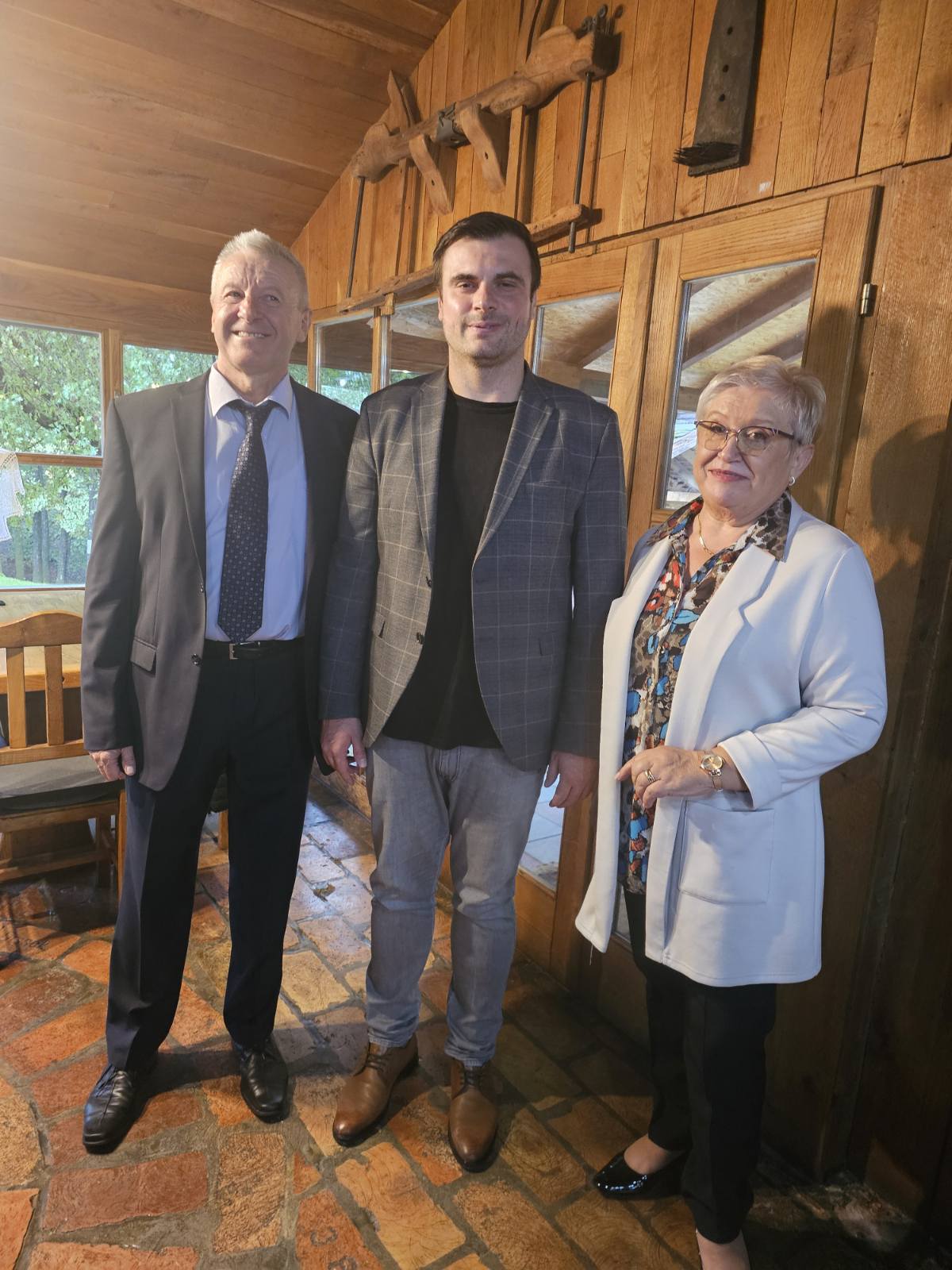 Župan Ivan Celjak je iskrenim i toplim riječima ispratio u mirovinu dvoje uvaženih sisačkih prosvjetnih djelatnika, ravnateljicu Srednje škole Viktorovac Koraljku Porić i ravnatelja Strukovne škole Ivicu Beloglavca.