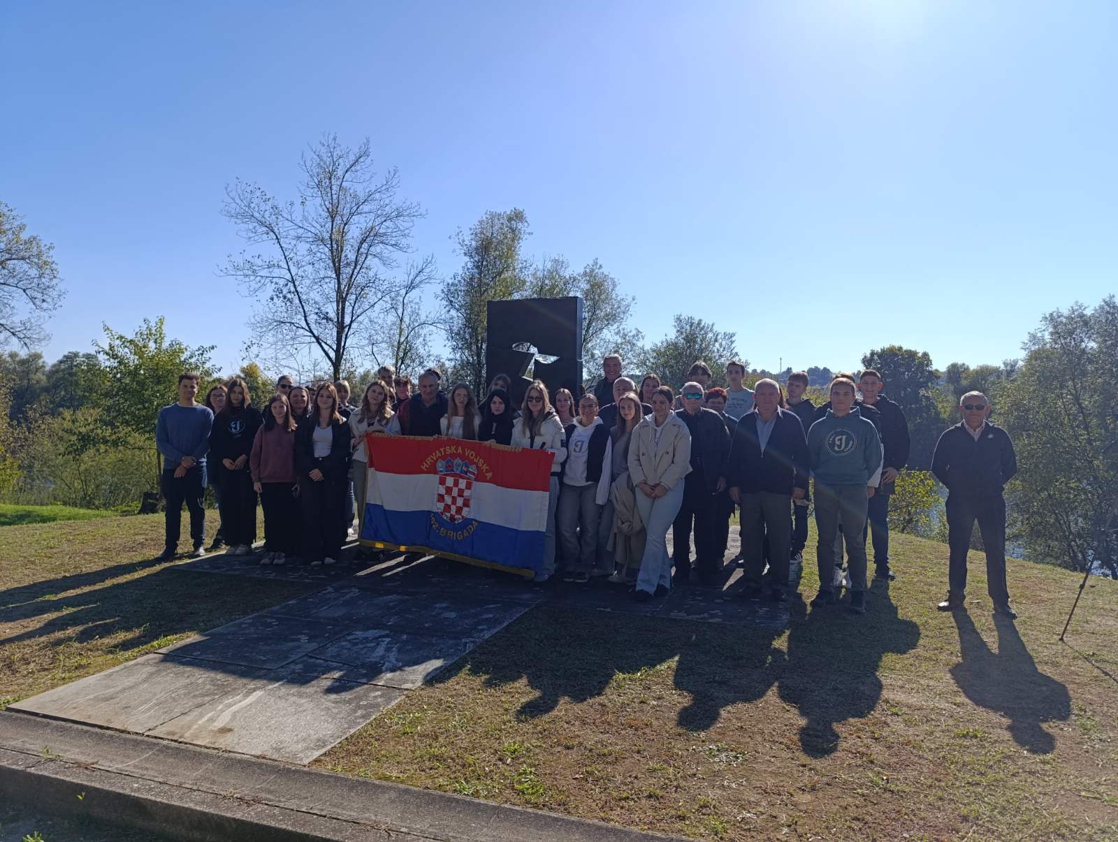 U organizaciji Kluba veterana Domovinskog rata 102. brigade HV – Novi Zagreb, 4. listopada 2025. godine održana je terenska nastava pod nazivom „Ratni put 102. brigade HV – Novi Zagreb“, u sklopu istoimenog projekta podržanog od strane Ministarstva hrvatskih branitelja.