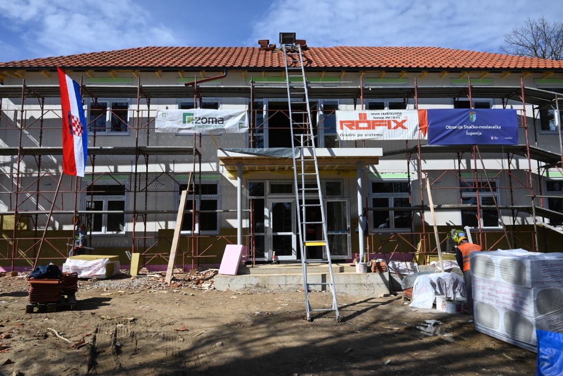 U Nebojanu pri završetku cjelovita obnova područne škole, u Glini počela izgradnja tri višestambene zgrade, a najavljena izgradnja višestambenih zgrada i u Sisku