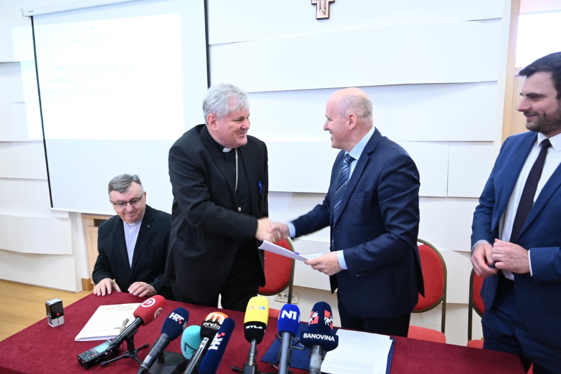 U Sisačkoj biskupiji u utorak, 27. ožujka 2023. godine potpisan je Ugovor o zamjeni nekretnina kojeg su potpisali ministar prostornoga uređenja, graditeljstva i državne imovine Branko Bačić i sisački biskup Vlado Košić. Zemljište koje je do sada bilo u vlasništvu Župe uzvišenja sv. Križa koristit će se za izgradnju kuća stradalnika u potresu. Današnjem potpisivanju prisustvovao je i župan Ivan Celjak.