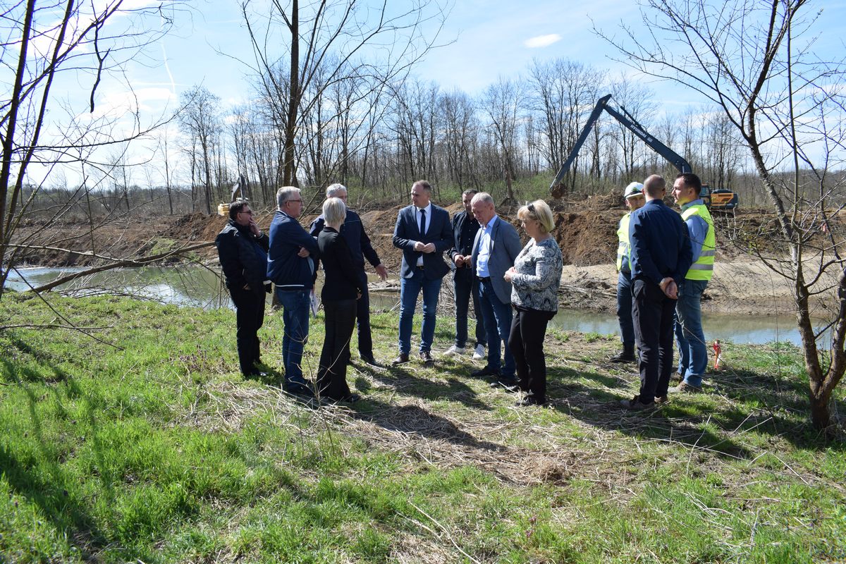 Radove su u petak, 24. ožujka 2023. godine, obišli zamjenik župana Mihael Jurić, generalni direktor Hrvatskih voda Zoran Đuroković te načelnik Općine Sunja Grga Dragičević. 