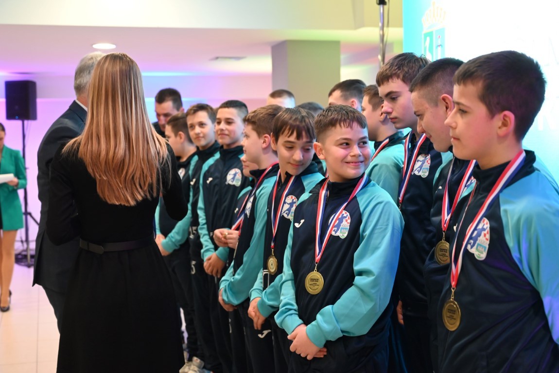 U organizaciji Zajednice sportskih udruga i saveza Sisačko-moslavačke županije sinoć su uručene nagrade najuspješnijim sportašima naše županije za 2022. godinu. Na svečanosti koja je održana u Hotelu Panonija nagrađeni su najuspješnija  sportašica, sportaš, sportski klubovi, trener, sportske nade, sportaši s invaliditetom, a uručena su i posebna priznanja.