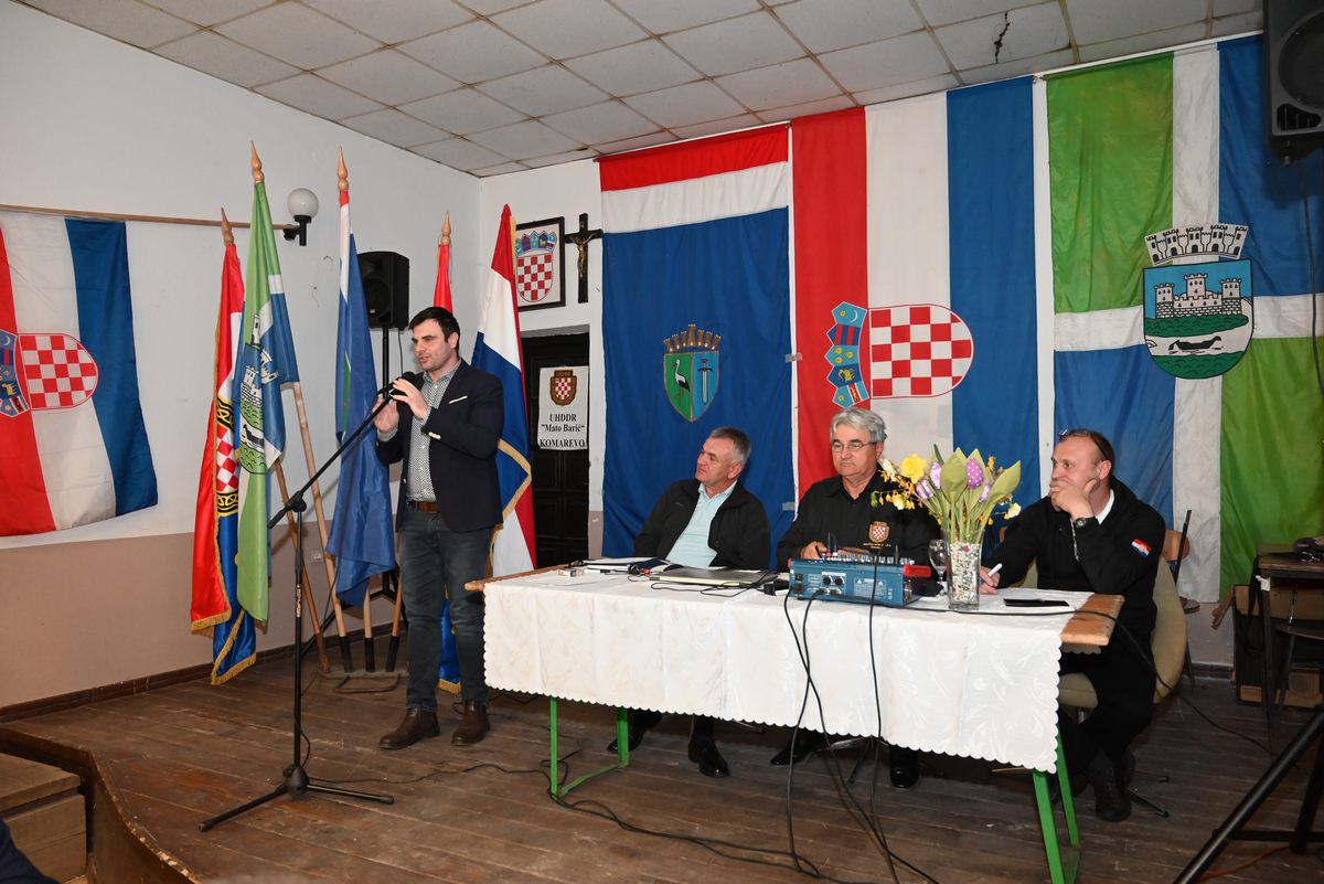 Župan Ivan Celjak , uz kojega su bili i županijski vijećnici Tomislav Kralj i Mario Markić, ravnatelj Kulturno-povijesnog centra SMŽ Ivica Valent, pročelnica županijskog Upravnog odjela za zdravstvo, socijalnu skrb i hrvatske branitelje Alenka Ljubešić i predsjednica Zajednice kulturno-umjetničkih udruga SMŽ Ivanka Roksandić, nazočio je u Društvenom domu u Komarevu Izbornoj sjednici Skupštine Temeljnog ogranka UHDDR-a „Mato Barić“.