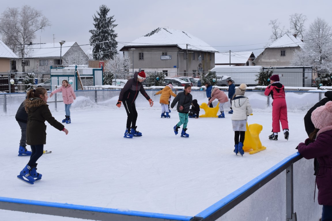 Na radost brojnih mališana, ove zime u Glinu se ponovno vraća klizalište na otvorenom!