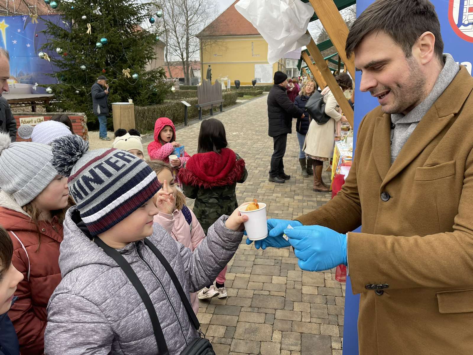 Radosna lica brojnih mališana u Glini, obilježila su u srijedu, 21. prosinca 2022. godine, otvaranje klizališta koje je i ove godine poklon Sisačko-moslavačke županije za svu djecu Banovine. Sisačko-moslavačka županija ni ove godine, uoči blagdana, nije održala tradicionalni blagdanski prijem već je sredstva usmjerila za sve mališane osiguravajući im klizalište u središtu Gline.