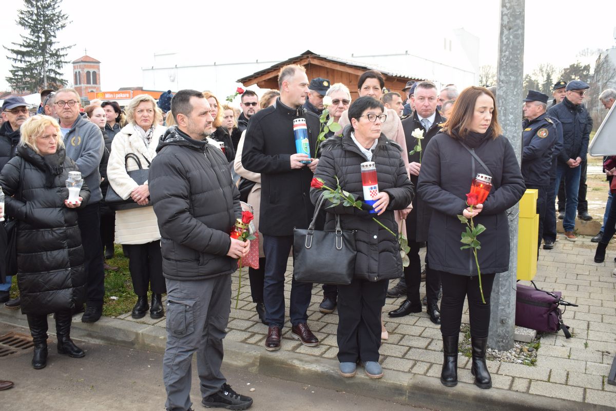 amjenik župana Mihael Jurić je u četvrtak, 29. prosinca 2022. godine, kod spomen-ploče žrtvama potresa u Petrinji sudjelovao u obilježavanju sjećanja na poginule u katastrofalnom potresu, koji je prije dvije godine pogodio Petrinju i velik dio Sisačko-moslavačke županije.