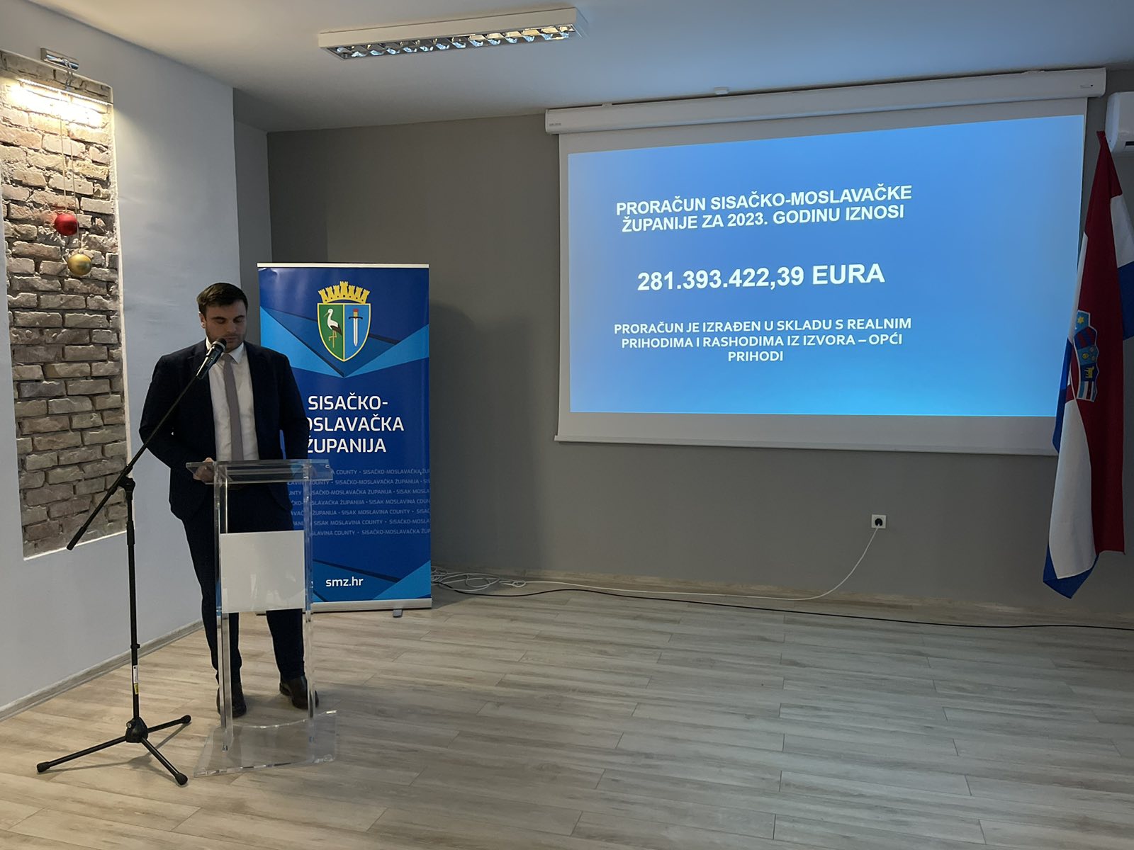 Prijedlog proračuna Sisačko-moslavačke županije za 2023. godinu iznosi 281.393.422,39 € što je najveći proračun u povijesti Sisačko-moslavačke županije, istaknuo je to župan Ivan Celjak na današnjem javnom predstavljanju proračuna za sljedeću godinu koje je, u nazočnosti predstavnika Županije, gospodarstvenika, obrtnika, proračunskih korisnika i medija, održano u prostorijama PISKA u Sisku.