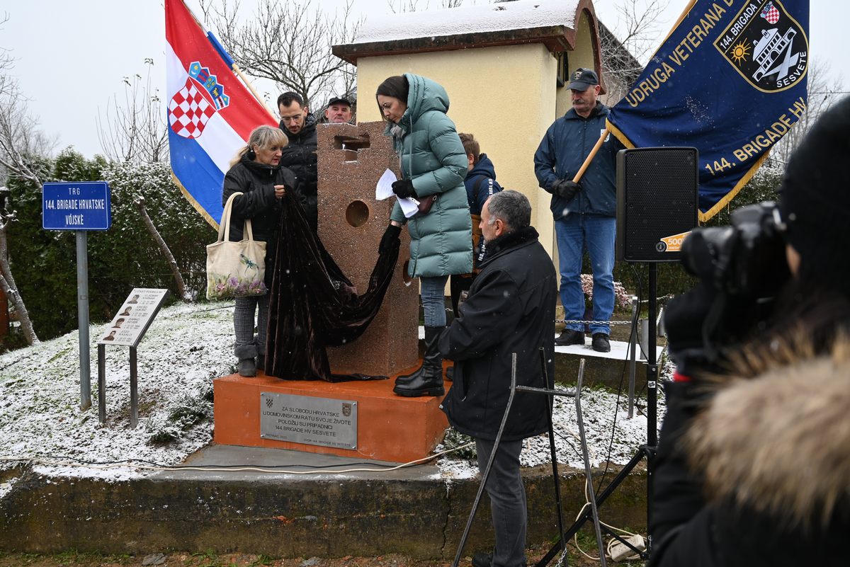 Zamjenik župana Mihael Jurić je nazočio otkrivanju spomenika poginulim pripadnicima 144. brigade Hrvatske vojske Sesvete, na trgu u mjestu Slana, koji nosi ime ove postrojbe Hrvatske vojske.