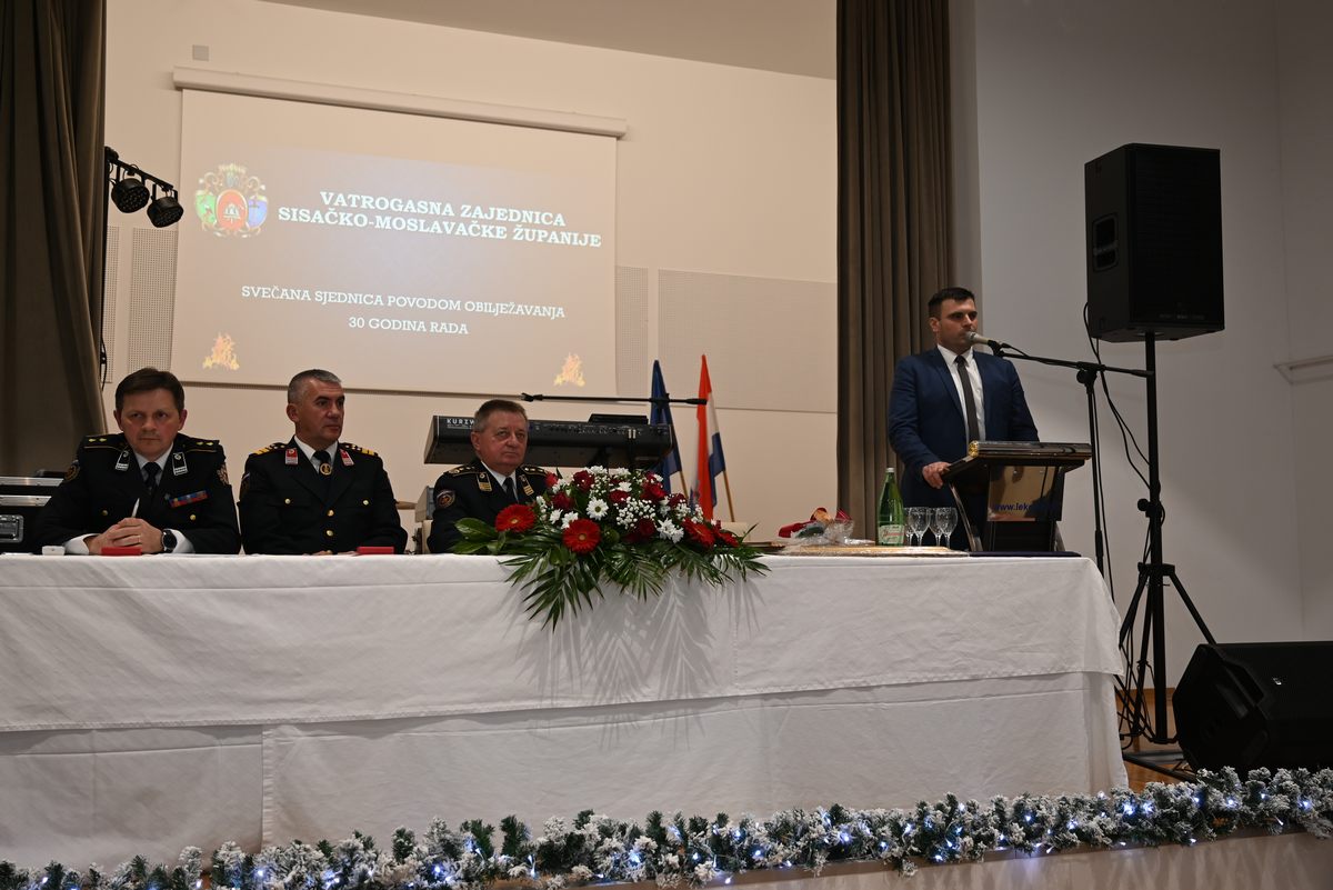 Župan Ivan Celjak je u prostoru Društvenog doma i turističko-informativnog centra u Lekeniku nazočio Svečanoj sjednici Skupštine Vatrogasne zajednice Sisačko-moslavačke županije, koja je održana u povodu obilježavanja 30 godina uspješnog djelovanja Vatrogasne zajednice. 