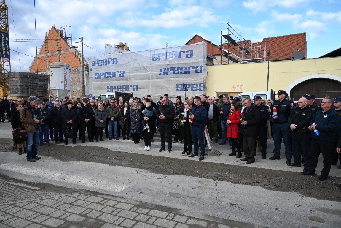 Zamjenik župana Mihael Jurić, sudjelovao je u petak, 29. prosinca 2023. godine u obilježavanju treće godine razornog potresa u Petrinji.