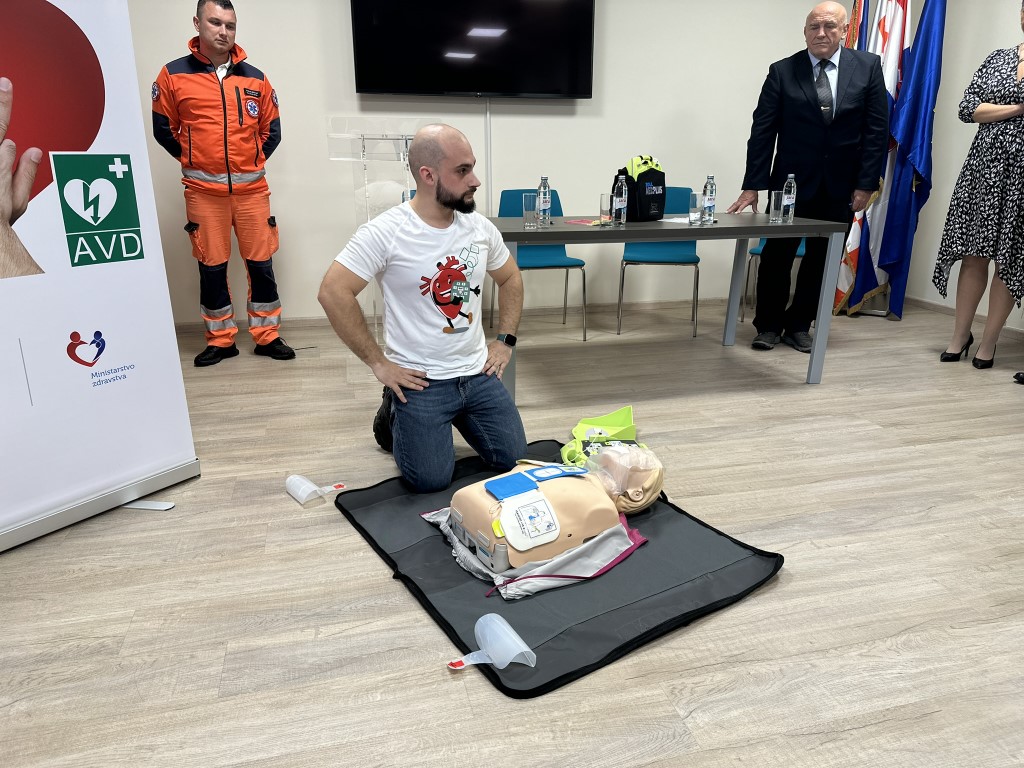 Zamjenik župana Mihael Jurić je u petak, 3. studenoga 2023. godine u Veteranskom centru, Podružnica Petrinja nazočio predstavljanu i isporuci novog automatskog vanjskon defibrilatora (AVD) koje je osigurao Hrvatskog zavoda za hitnu medicinu.