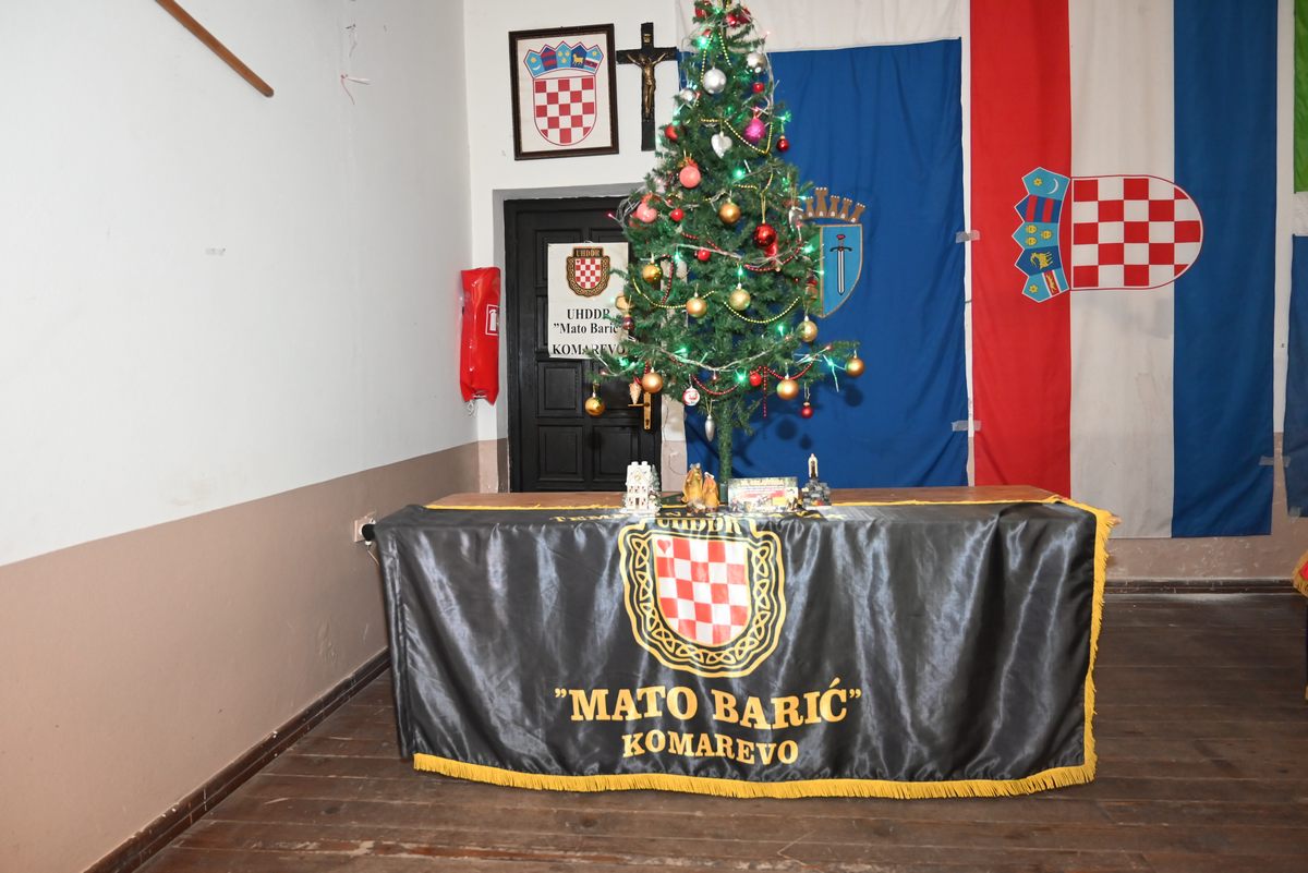 Ravnatelj Kulturno-povijesnog centra Sisačko-moslavačke županije Ivica Valent je u Društvenom domu u Komarevu nazočio tradicionalnom Božićnom domjenku UHDDR-a „Mato Barić“ Komarevo.