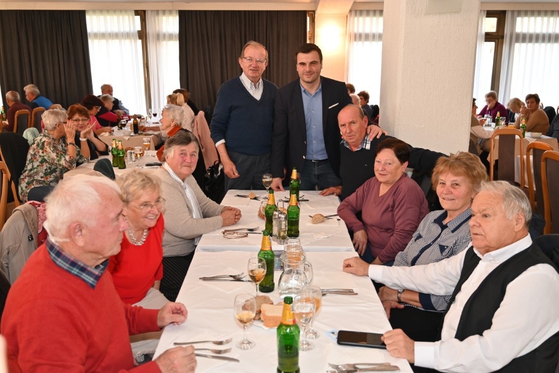 Župan Ivan Celjak je nazočio svečanosti kojom je u restoranu Lječilišta Topusko obilježen Dan umirovljenika Sisačko-moslavačke županije. 