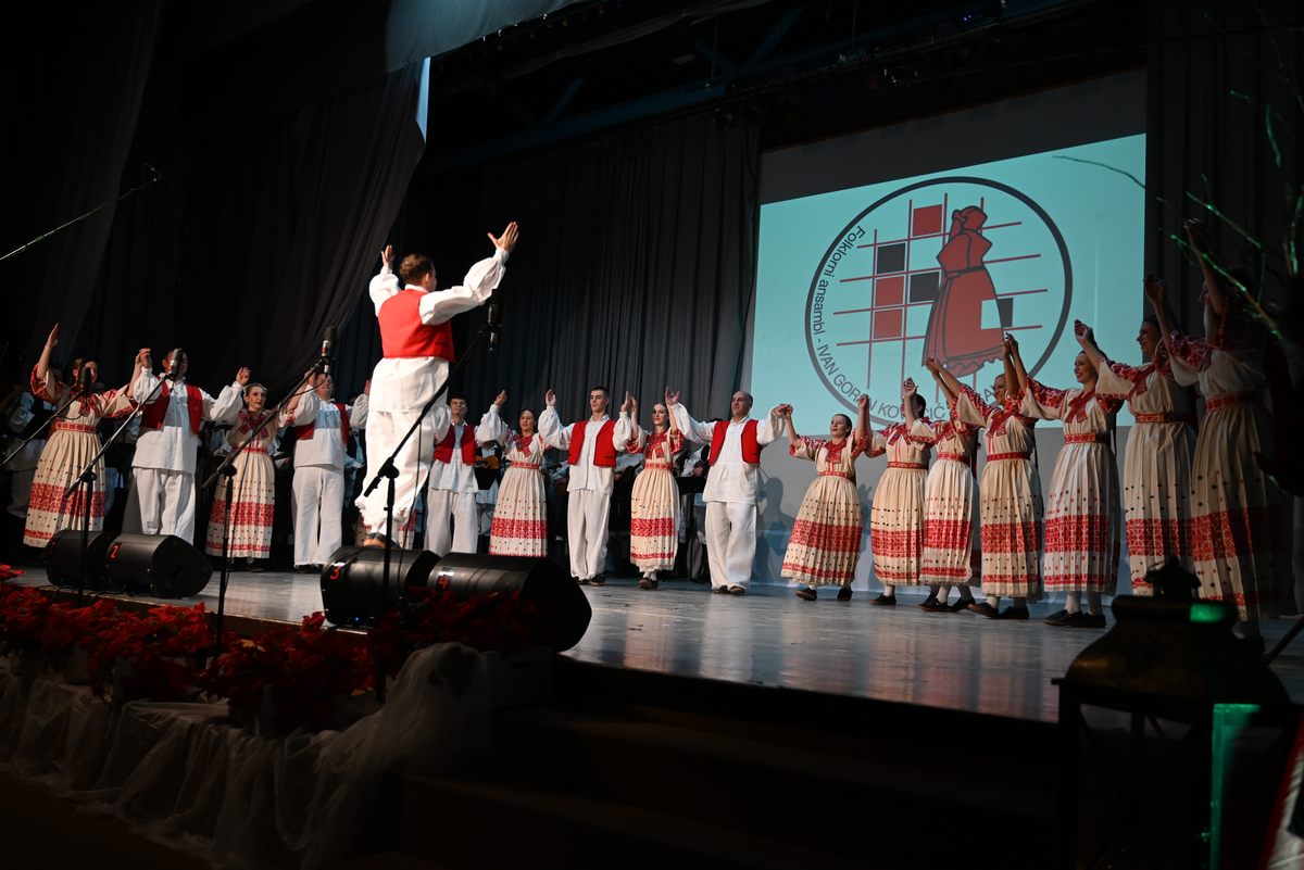 Pročelnica Upravnog odjela za obrazovanje, kulturu, šport, mlade i civilno društvo Robertina Štajdohar, predsjednica Zajednice kulturno-umjetničkih udruga Sisačko-moslavačke županije Ivanka Roksandić i ravnatelj Kulturno-povijesnog centra Sisačko-moslavačke županije Ivica Valent nazočili su tradicionalnom Godišnjem koncertu Folklornog ansambla „Ivan Goran Kovačić“ Sisak, koji je održan u Društvenom domu INA Rafinerije nafte u Sisku.