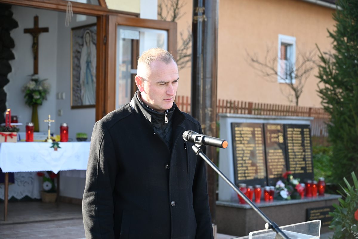 Zamjenik župana Mihael Jurić je, kao izaslanik predsjednika Hrvatskog sabora Gordana Jandrokovića, u Joševici, naselju na području Grada Gline  nazočio komemoraciji poginulim suborcima i obilježavanju 32. godišnjice stradanja mještana Joševice.