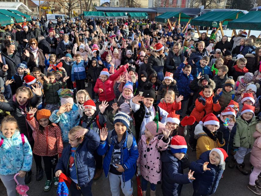 Na radost naših najmlađih sugrađana sisačko-moslavački župan Ivan Celjak danas je svečano otvorio klizalište u središtu grada Gline koje je sada već tradicionalni poklon djeci Banovine.