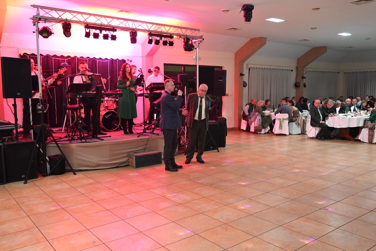  Zamjenik župana Mihael Jurić je u restoranu „Rajski dvori“ u Selima, naselju na području grada Siska, nazočio tradicionalnom Lovačkom balu Lovačkog saveza Sisačko-moslavačke županije, tradicionalnom druženju lovaca, obitelji lovaca i prijatelja u povodu dolazećih božićnih i novogodišnjih blagdana, odnosno kraja poslovne godine.